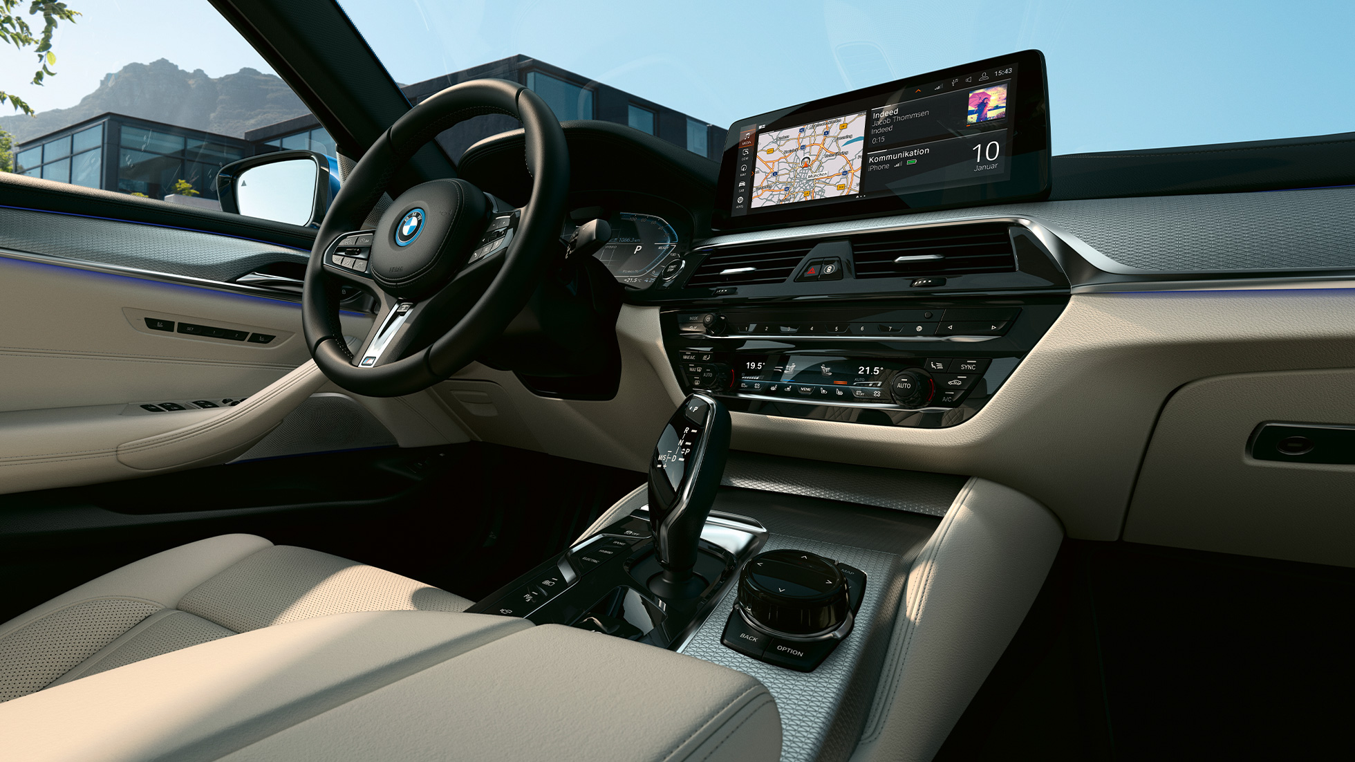 Interieur BMW 5 Serie Sedan G30 Informatiedisplay & met leder bekleed sportstuurwiel BMW 5 Serie Sedan G30 facelift interieur
