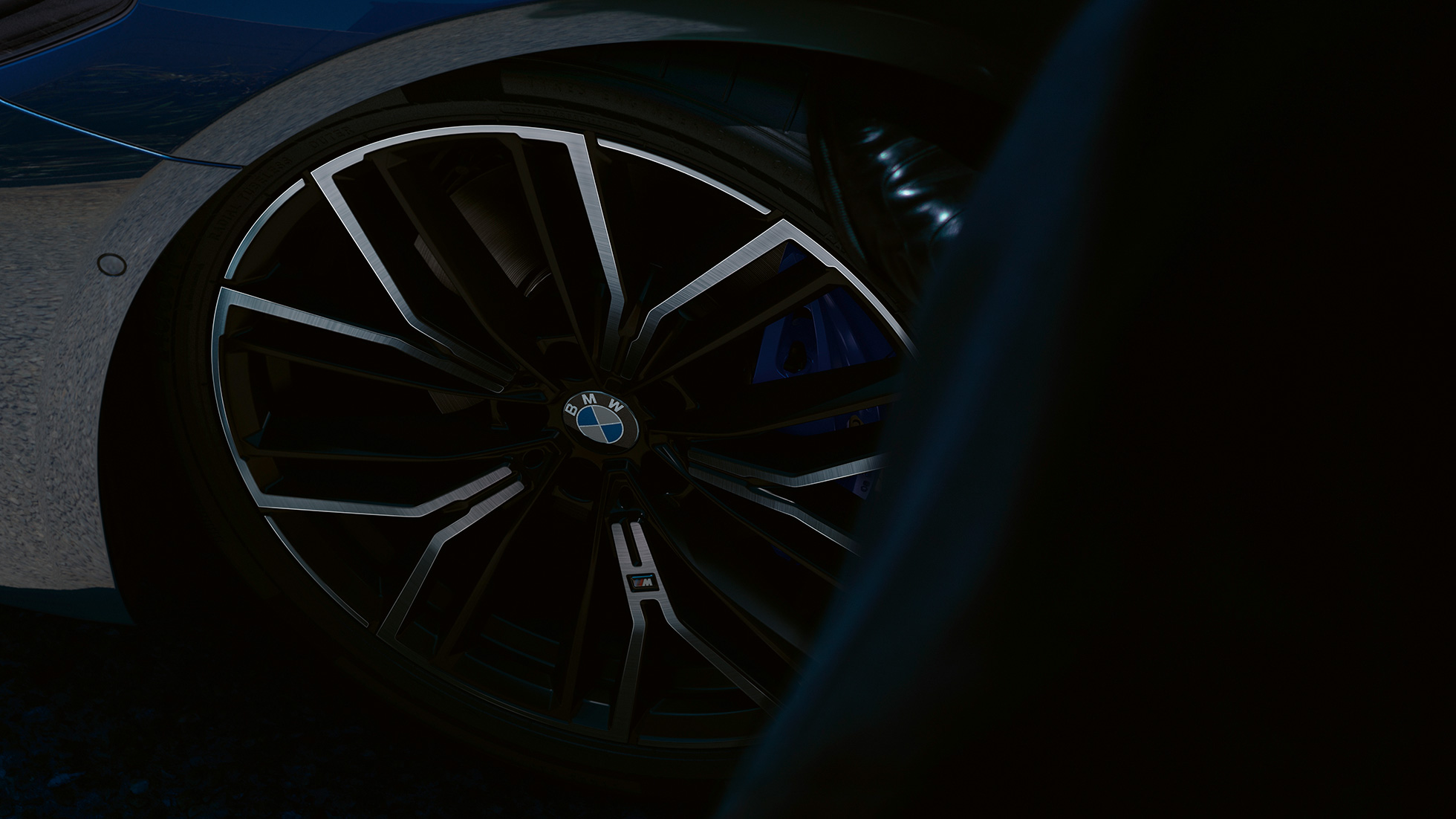 19 inch lichtmetalen M wielen in Y-spaak styling 846 M van de BMW 5 Serie Sedan Lichtmetalen M wielen in Y-spaak styling BMW 5 Serie Sedan G30 facelift Phytonicblau close-up