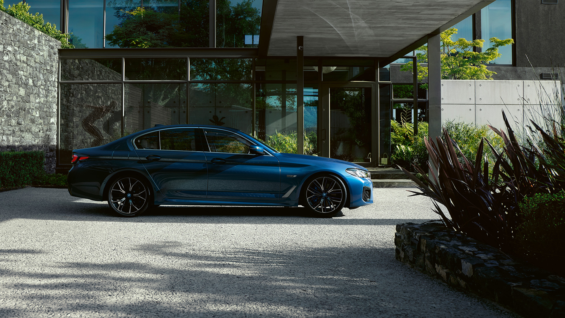 Exterieur BMW 5 Serie Sedan G30 BMW 5 Serie Sedan G30 facelift Phytonicblau zijaanzicht
