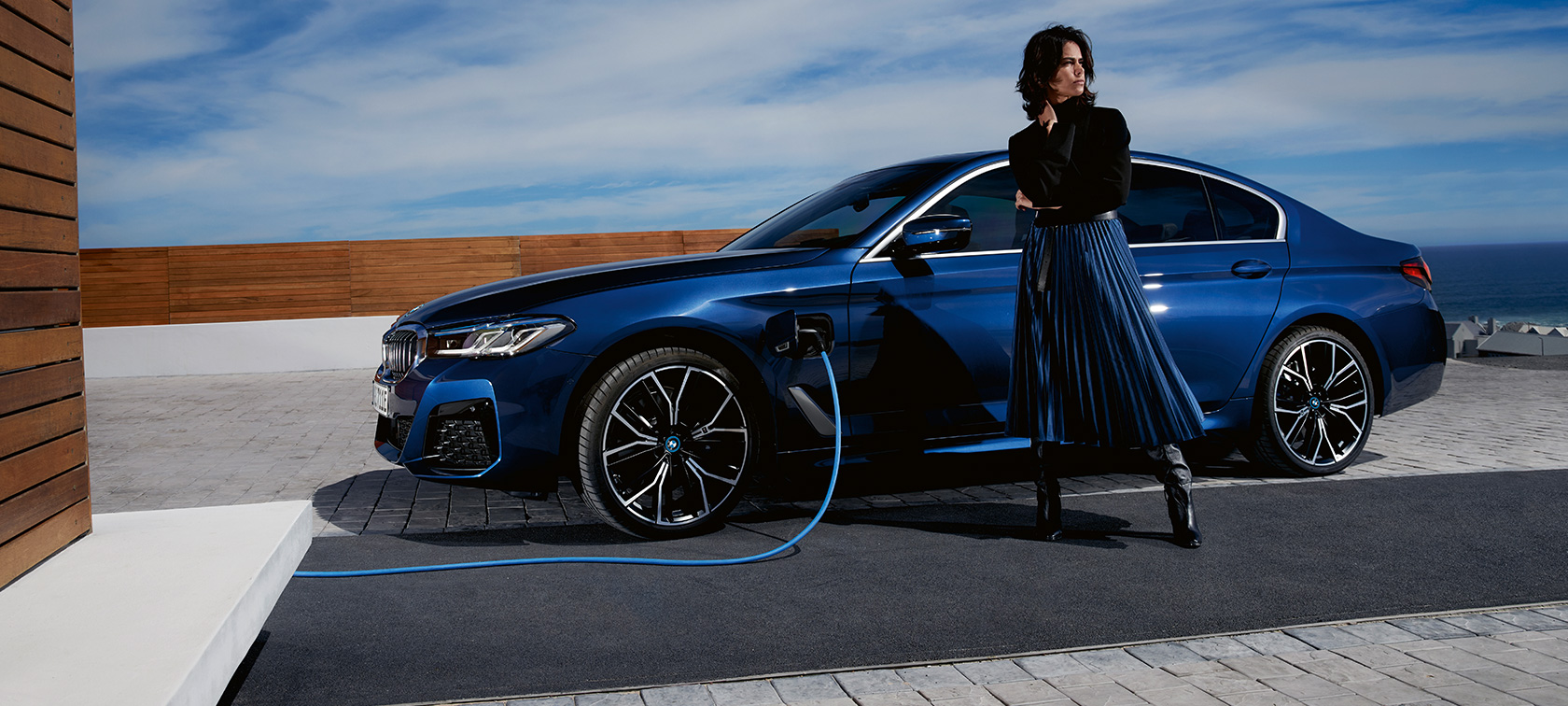BMW 5 Serie Sedan Plug-in Hybride G30 zijaanzicht opladen BMW 5 Serie Sedan Plug-in Hybride G30 zijaanzicht opladen
