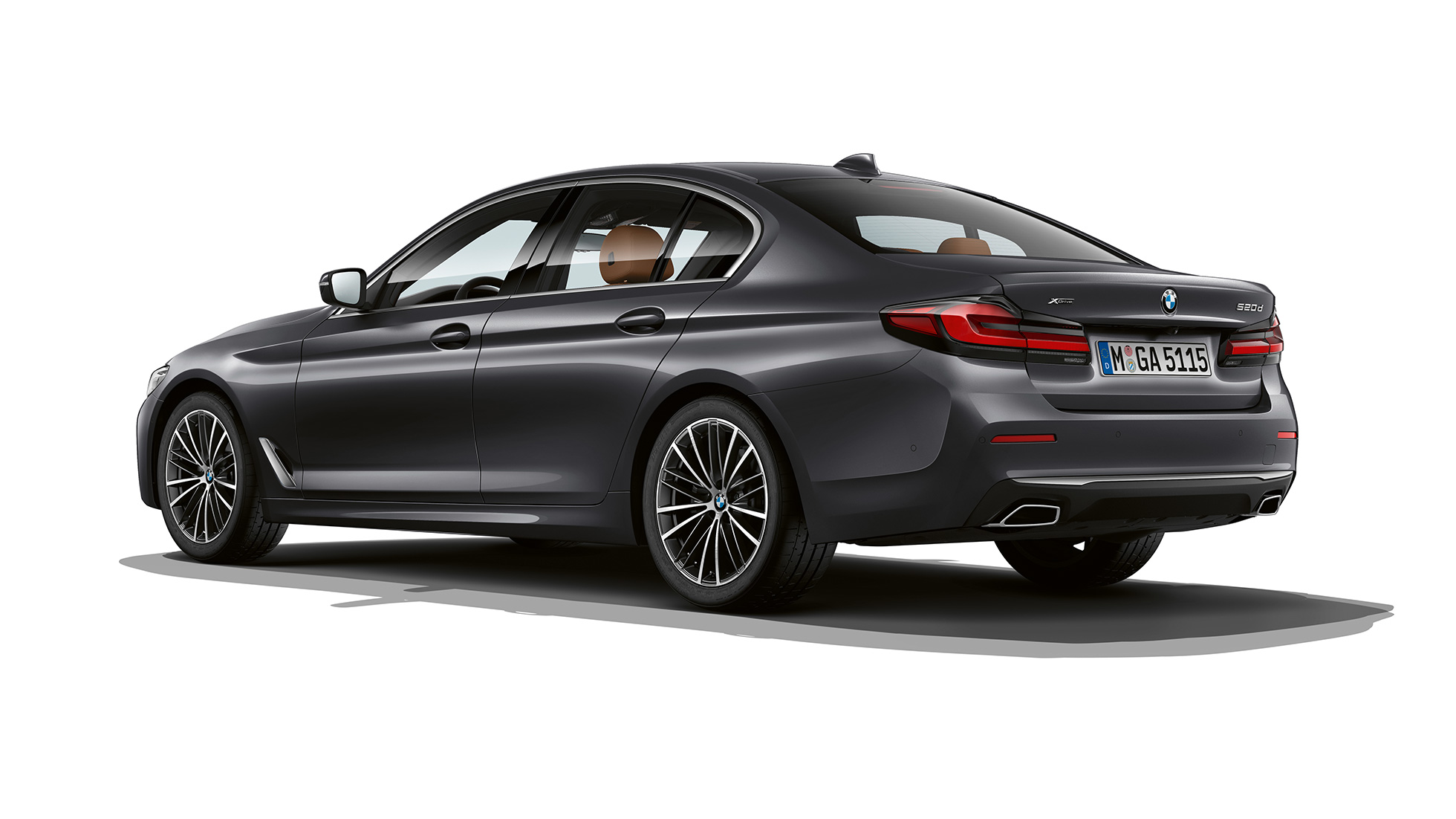 BMW 5 Serie Sedan G30 Standaarduitvoering achterzijde BMW 5 Serie Sedan 540i G30 Standaarduitvoering in Sophistograu driekwart vooraanzicht