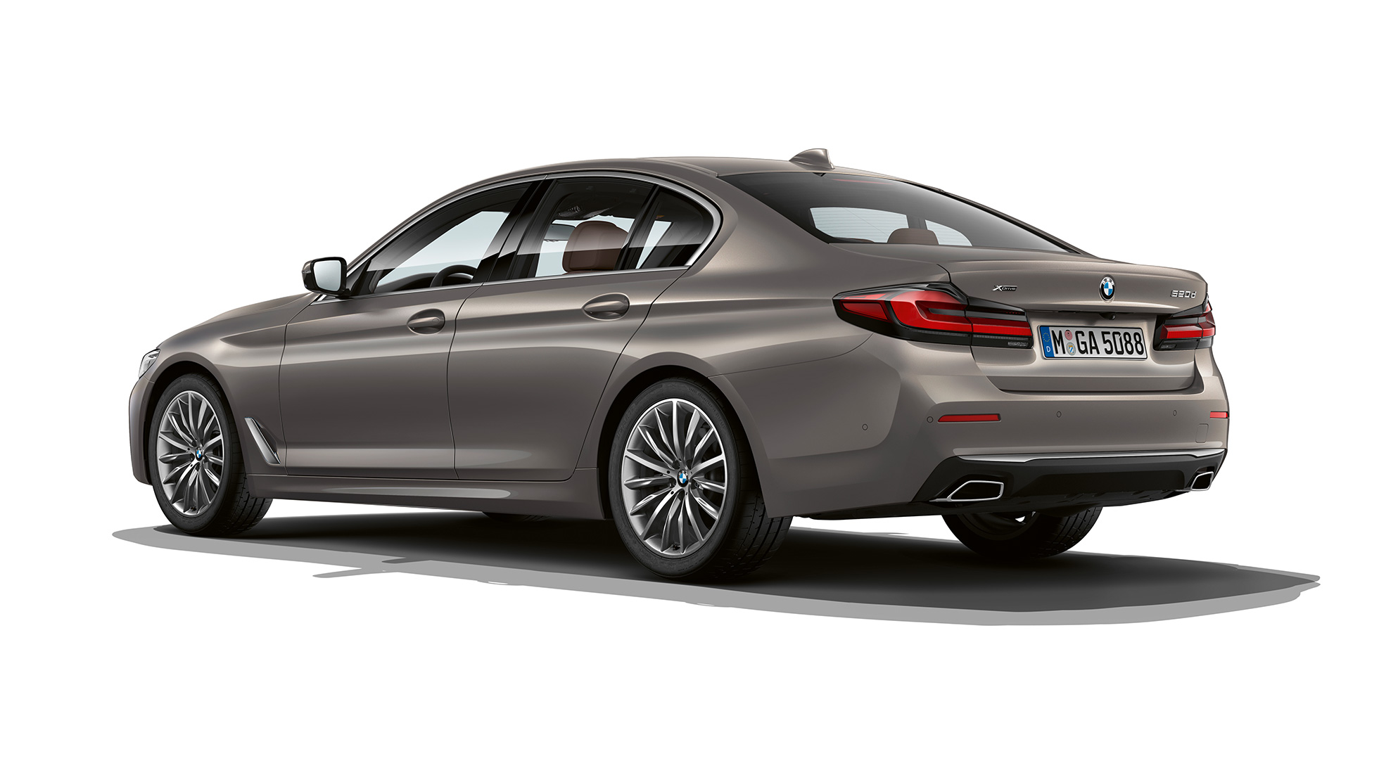 BMW 5 Serie Sedan G30 Luxury Line achterzijde BMW 5 Serie Sedan 520d xDrive G30 Luxury Line Berninagrau driekwart achteraanzicht