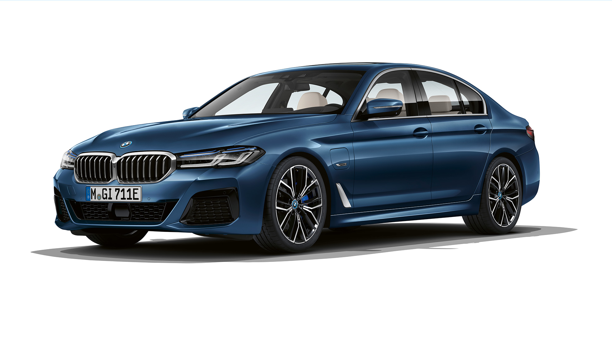 BMW 5 Serie Sedan G30 Plug-in Hybride M Sportpakket voorzijde BMW 5 Serie Sedan 520d xDrive G30 M Sportpakket in Alpinweiß driekwart vooraanzicht