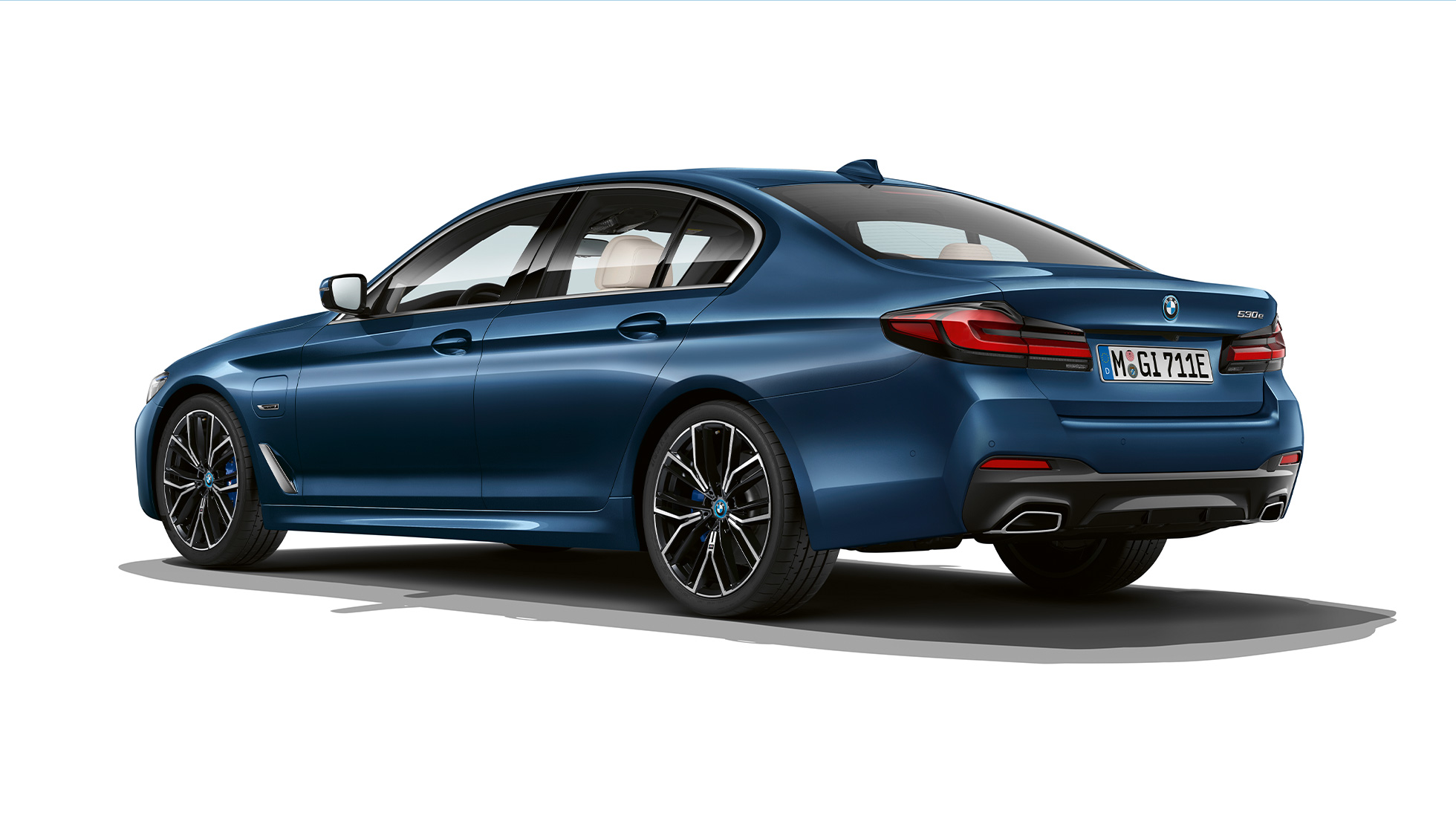 BMW 5 Serie Sedan G30 Plug-in Hybride M Sportpakket achterzijde BMW 5 Serie Sedan 520d xDrive G30 M Sportpakket in Alpinweiß driekwart achteraanzicht
