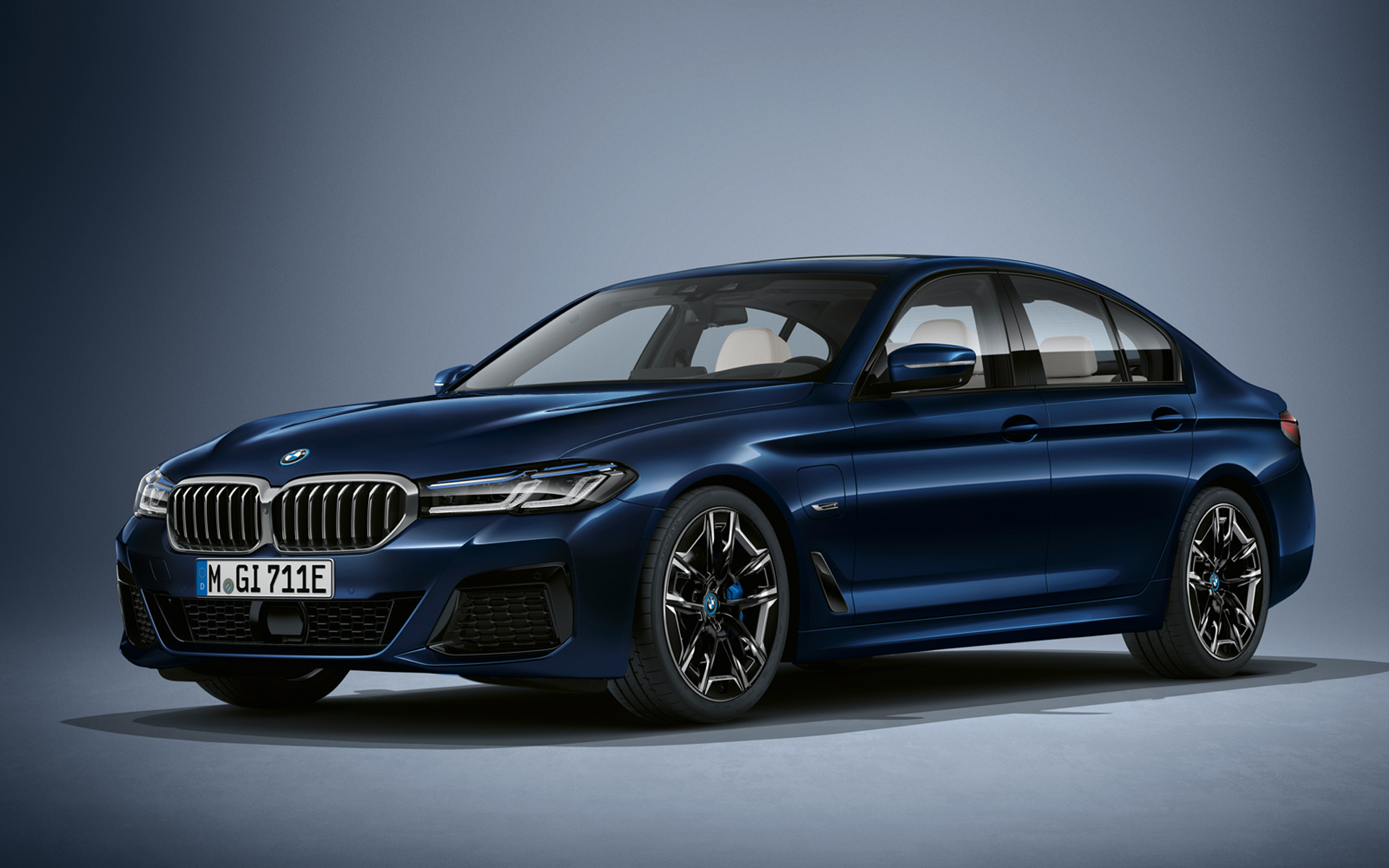 BMW 5 Serie Sedan in BMW Individual Tansanitblau metallic BMW 5 Serie Sedan Individual G30 facelift driekwart vooraanzicht stilstaand in BMW Individual Tansanitblau metallic