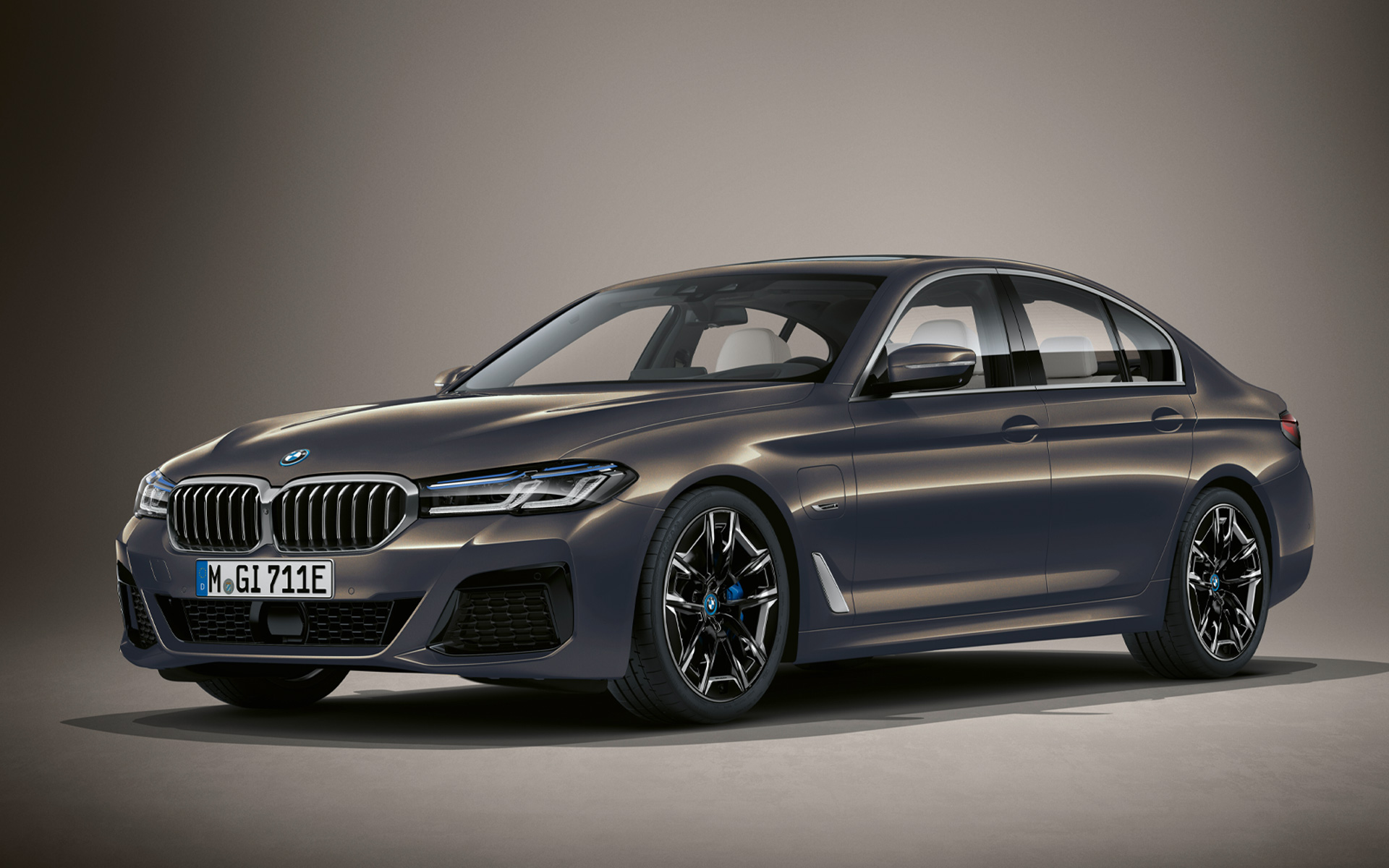 BMW 5 Serie Sedan in BMW Individual Alvitgrau metallic BMW 5 Serie Sedan Individual G30 facelift driekwart vooraanzicht stilstaand in BMW Individual Alvitgrau metallic