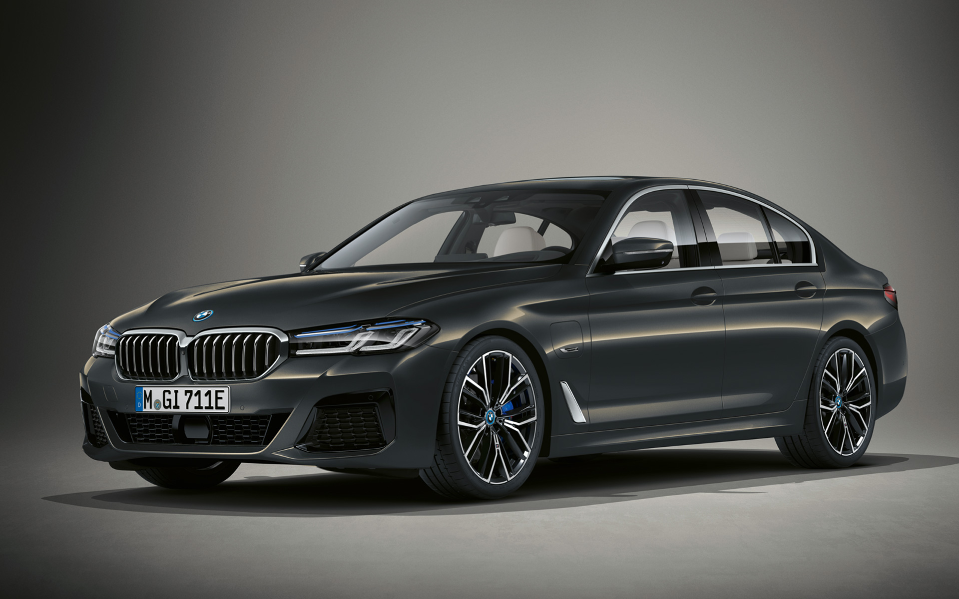 BMW 5 Serie Sedan in BMW Individual Dravitgrau metallic BMW 5 Serie Sedan Individual G30 facelift driekwart vooraanzicht stilstaand in BMW Individual Dravitgrau metallic