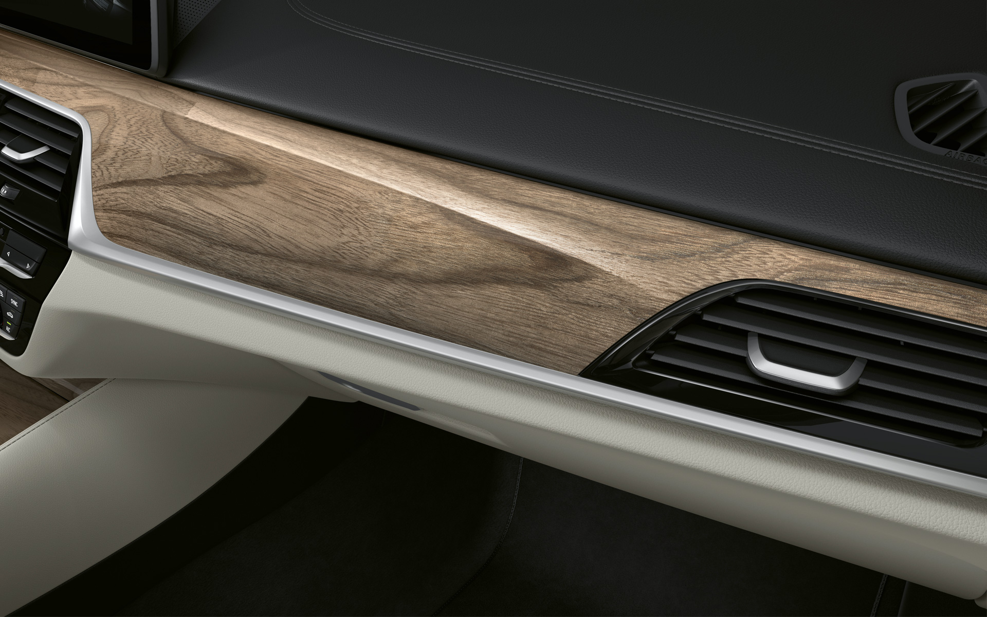 BMW 5 Serie Sedan G30 facelift cockpit close-up BMW Individual interieurlijsten edelhoutuitvoering Sen Hellbraun BMW 5 Serie Sedan G30 facelift cockpit close-up BMW Individual interieurlijsten edelhoutuitvoering Sen Hellbraun
