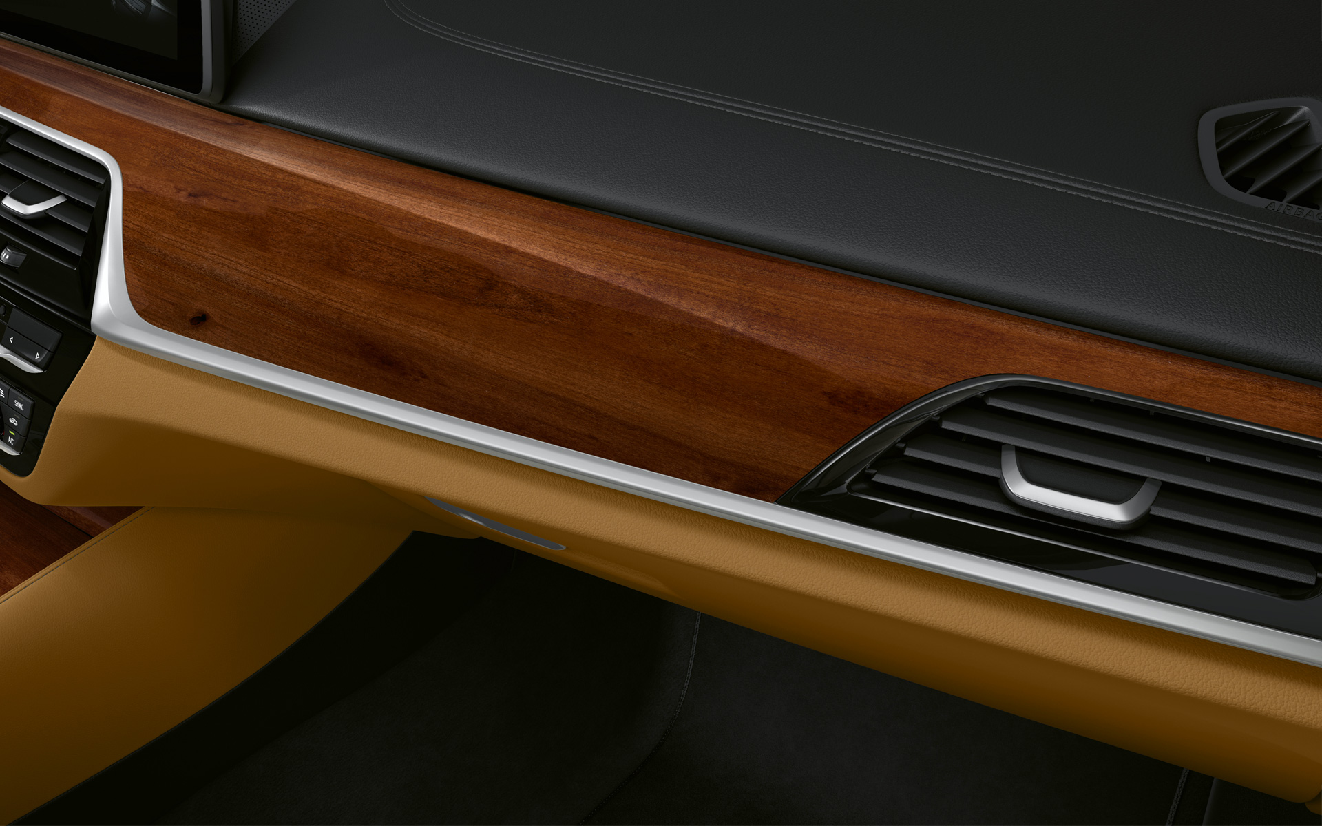 BMW 5 Serie Sedan G30 LCI cockpit close-up interieurlijsten BMW Individual edelhoutuitvoering Zwetschge Braun hoogglans met accentlijst Perlglanz chroom BMW 5 Serie Sedan G30 facelift cockpit close-up interieurlijsten BMW Individual edelhoutuitvoering Zwetschge Braun hoogglans met accentlijst Perlglanz chroom