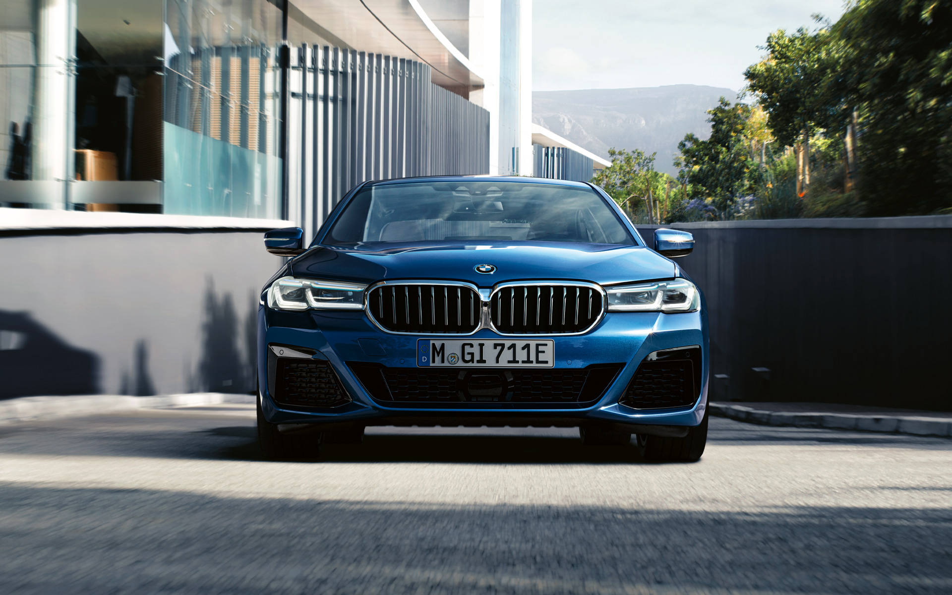 BMW nierengrille en voorbumper BMW 5 Serie Sedan G30 BMW nierengrille en voorbumper BMW 5 Serie Sedan G30 facelift Phytonicblau close-up voorzijde