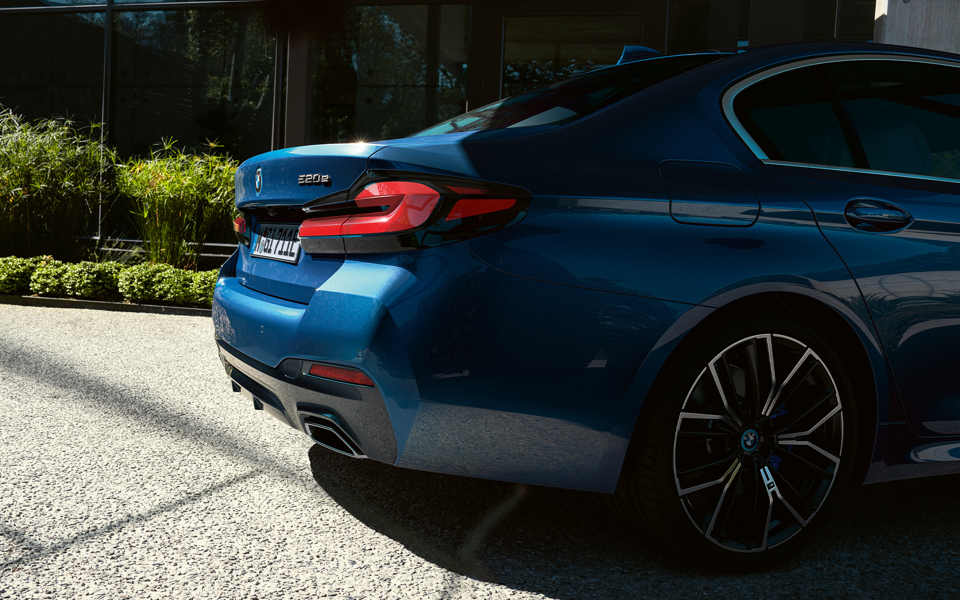 Achterbumper BMW 5 Serie Sedan G30 Vrij gevormde uitlaateindpijpen BMW 5 Serie Sedan G30 facelift Phytonicblau close-up achterzijde