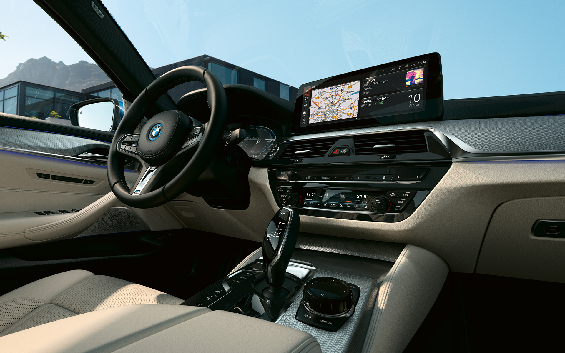 Interieur BMW 5 Serie Sedan G30 Informatiedisplay & met leder bekleed sportstuurwiel BMW 5 Serie Sedan G30 facelift interieur