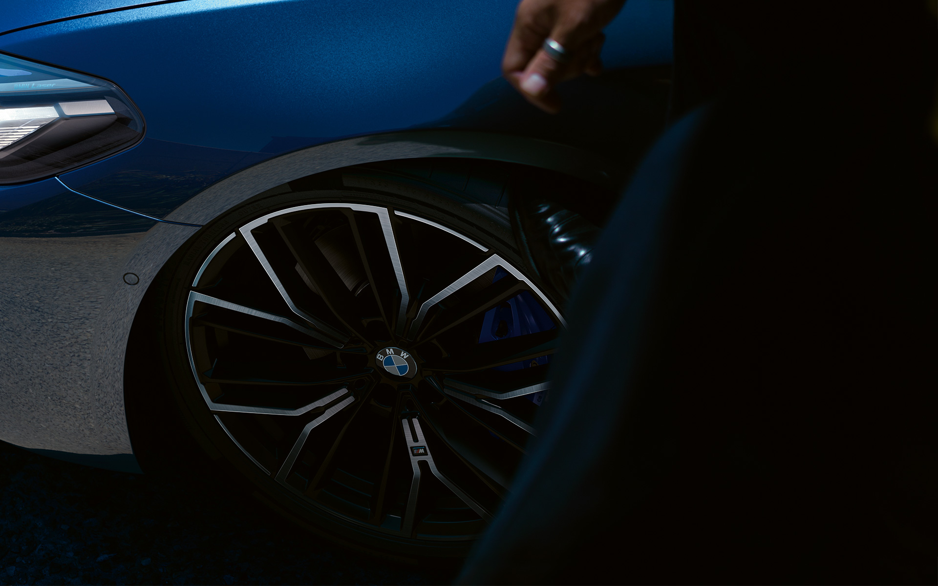 19 inch lichtmetalen M wielen in Y-spaak styling 846 M van de BMW 5 Serie Sedan Lichtmetalen M wielen in Y-spaak styling BMW 5 Serie Sedan G30 facelift Phytonicblau close-up