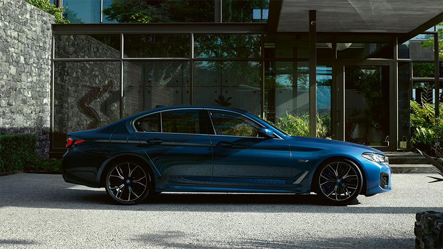Exterieur BMW 5 Serie Sedan G30 BMW 5 Serie Sedan G30 facelift Phytonicblau zijaanzicht