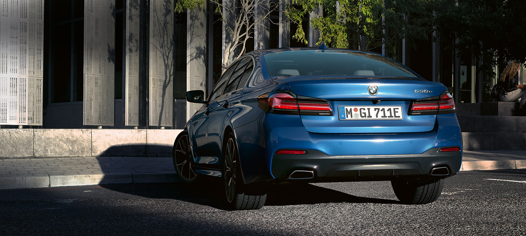 BMW 5 Serie Sedan eDrive G30 Phytonicblau metallic BMW 5 Serie Sedan eDrive G30 Phytonicblau metallic achteraanzicht geparkeerd