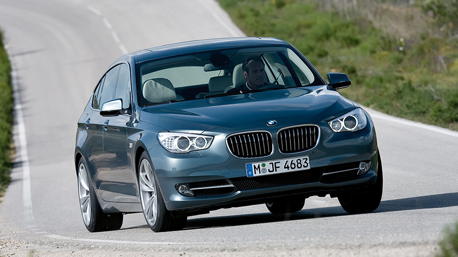 BMW 5 Serie Gran Turismo (F07) driekwart vooraanzicht rijdend BMW 5 Serie Gran Turismo (F07) driekwart vooraanzicht rijdend