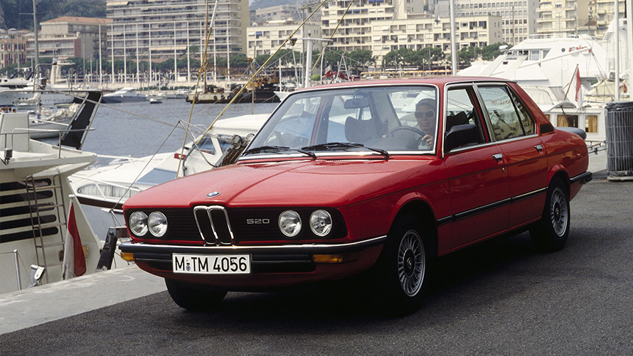 BMW 520 (E12) driekwart vooraanzicht stilstaand BMW 520 (E12) driekwart vooraanzicht stilstaand