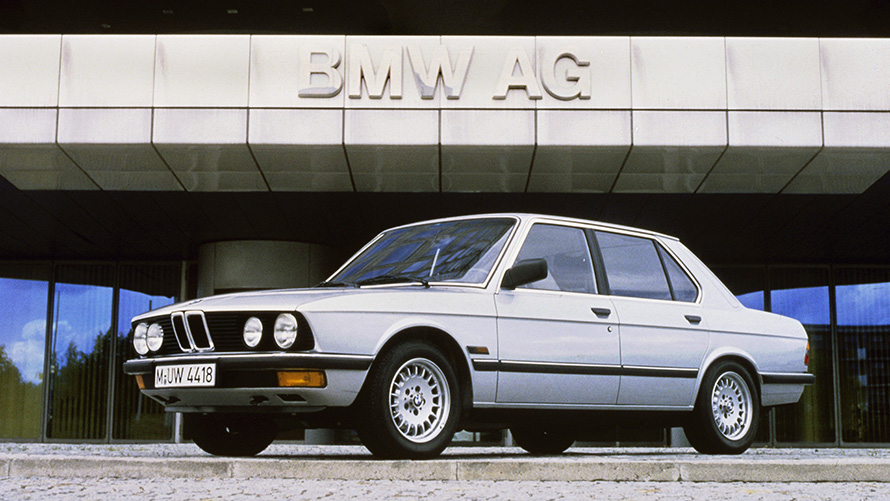 BMW 5 Serie Sedan (E28) driekwart zijaanzicht stilstaand BMW 5 Serie Sedan (E28) driekwart zijaanzicht stilstaand