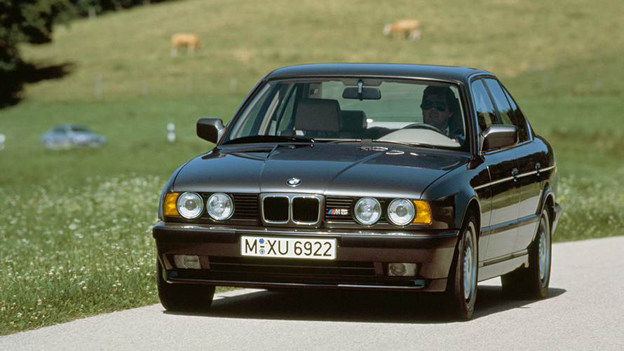BMW M Sedan (E34) driekwart vooraanzicht rijdend BMW M Sedan (E34) driekwart vooraanzicht rijdend