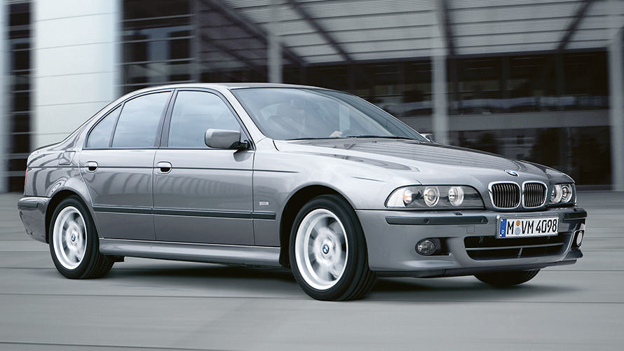 BMW 5 Serie Sedan (E39) driekwart zijaanzicht stilstaand BMW 5 Serie Sedan (E39) driekwart zijaanzicht stilstaand
