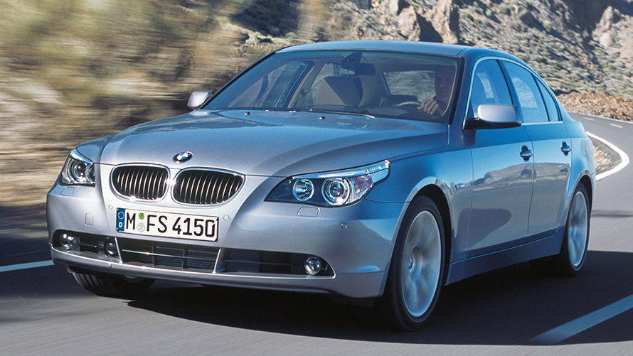 BMW 5 Serie Sedan (E60) driekwart vooraanzicht rijdend BMW 5 Serie Sedan (E60) driekwart vooraanzicht rijdend