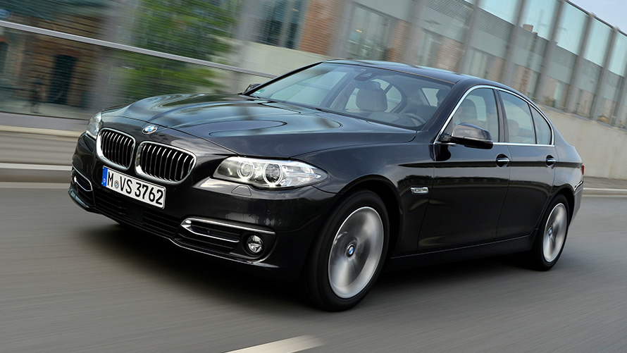 BMW 518d Sedan (F10 LCI) driekwart zijaanzicht rijdend BMW 518d Sedan (F10 LCI) driekwart zijaanzicht rijdend