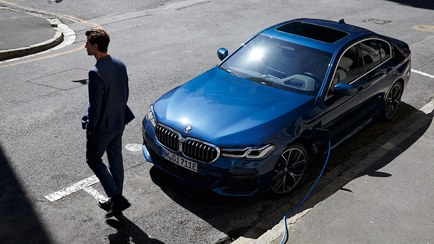 BMW 530e Sedan (G30) driekwart vooraanzicht opladen BMW 530e Sedan (G30) driekwart vooraanzicht opladen