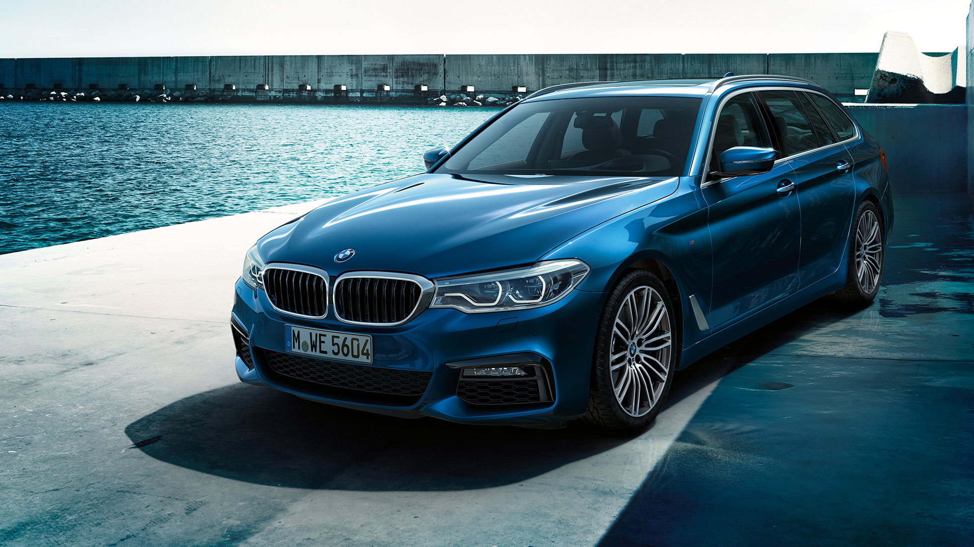 Design BMW 5 Serie Touring BMW 5 Serie Touring 530d xDrive Touring G31 Mediterranblau metallic driekwart vooraanzicht