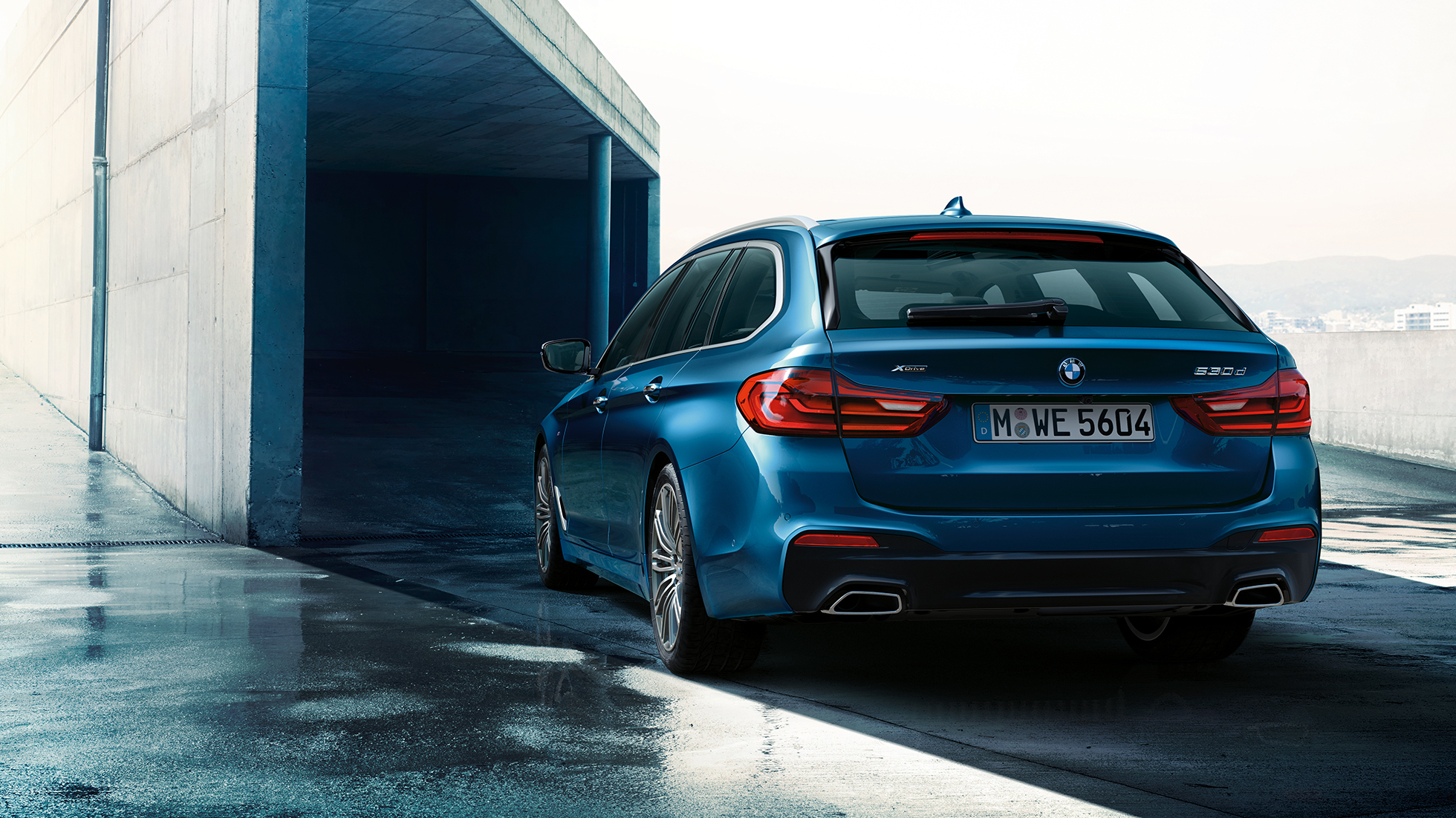 Design achterzijde BMW 5 Serie Touring BMW 5 Serie Touring 530d xDrive Touring G31 Mediterranblau metallic driekwart achteraanzicht