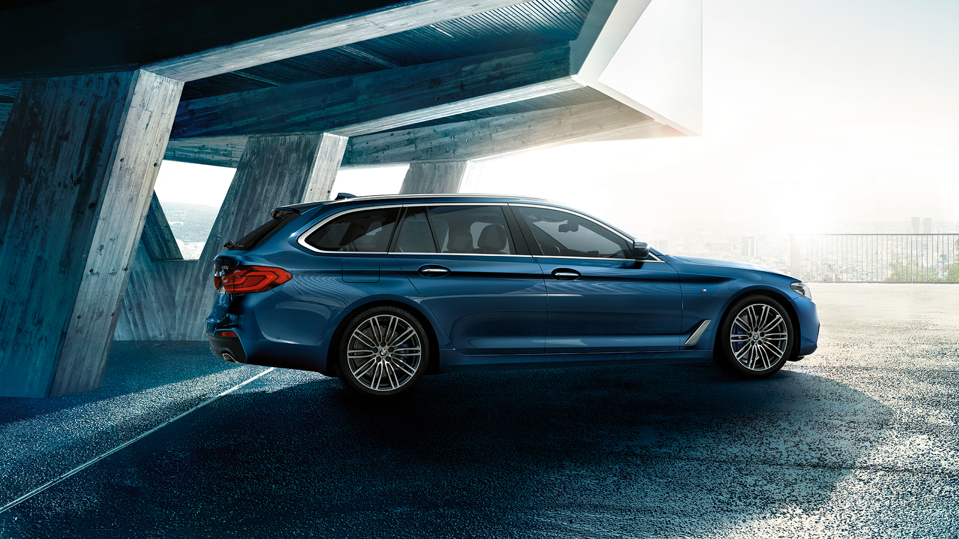 Design zijaanzicht BMW 5 Serie Touring BMW 5 Serie Touring 530d xDrive Touring G31 Mediterranblau metallic driekwart zijaanzicht