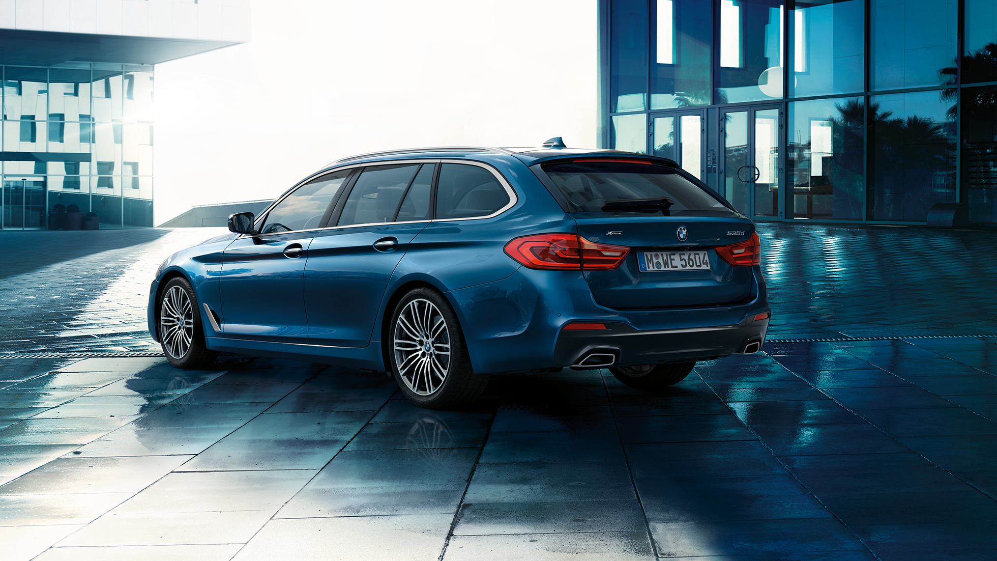Exterieur BMW 5 Serie Touring Exterieur BMW 5 Serie Touring Highlights 530d xDrive Touring G31 Mediterranblau metallic driekwart achteraanzicht