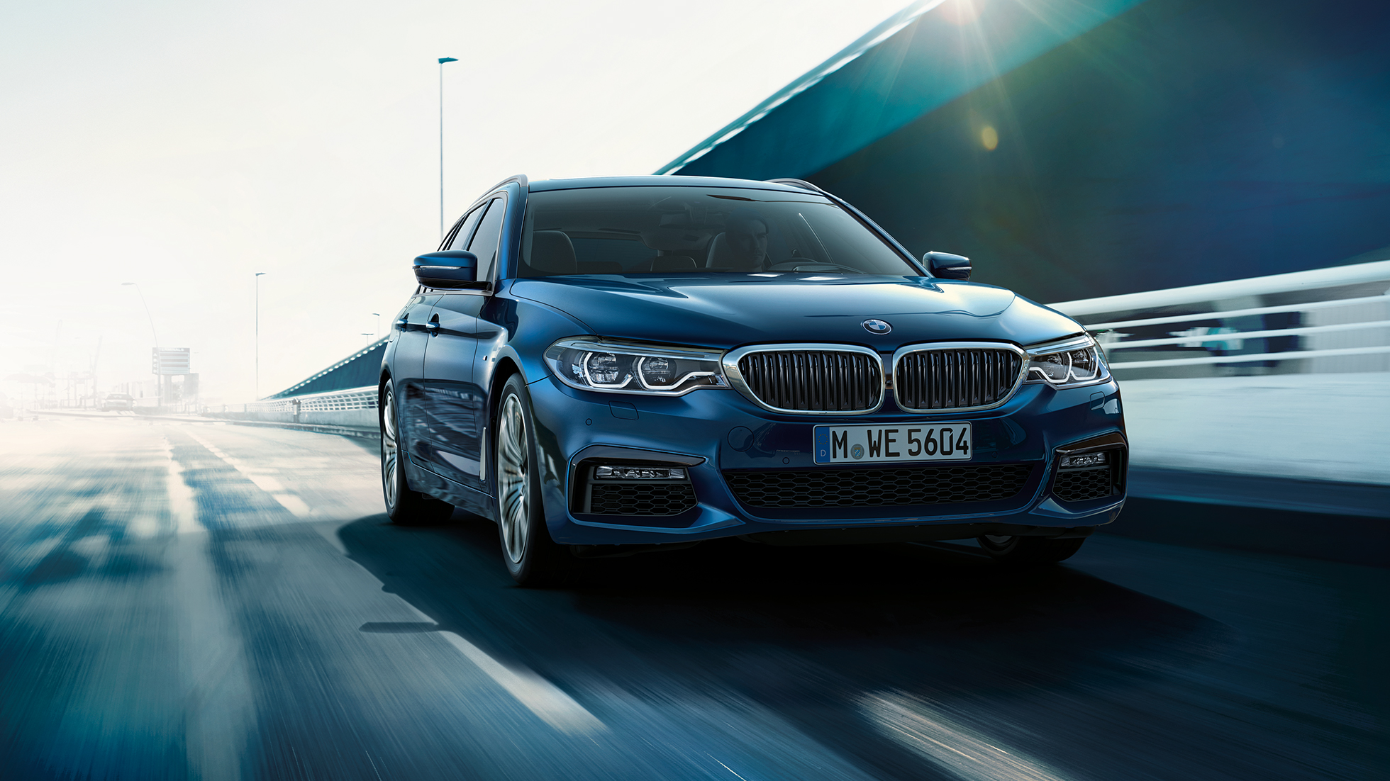 Rijdynamiek BMW 5 Serie Touring Rijdynamiek BMW 5 Serie Touring highlights 530d xDrive Touring G31 Mediterranblau metallic driekwart vooraanzicht