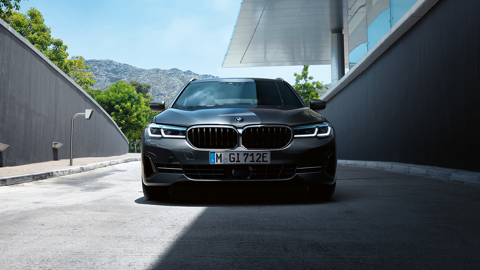 BMW nierengrille en voorbumper BMW 5 Serie Touring G31 BMW nierengrille en voorbumper BMW 5 Serie Touring G31 facelift Sophistograu close-up voorzijde