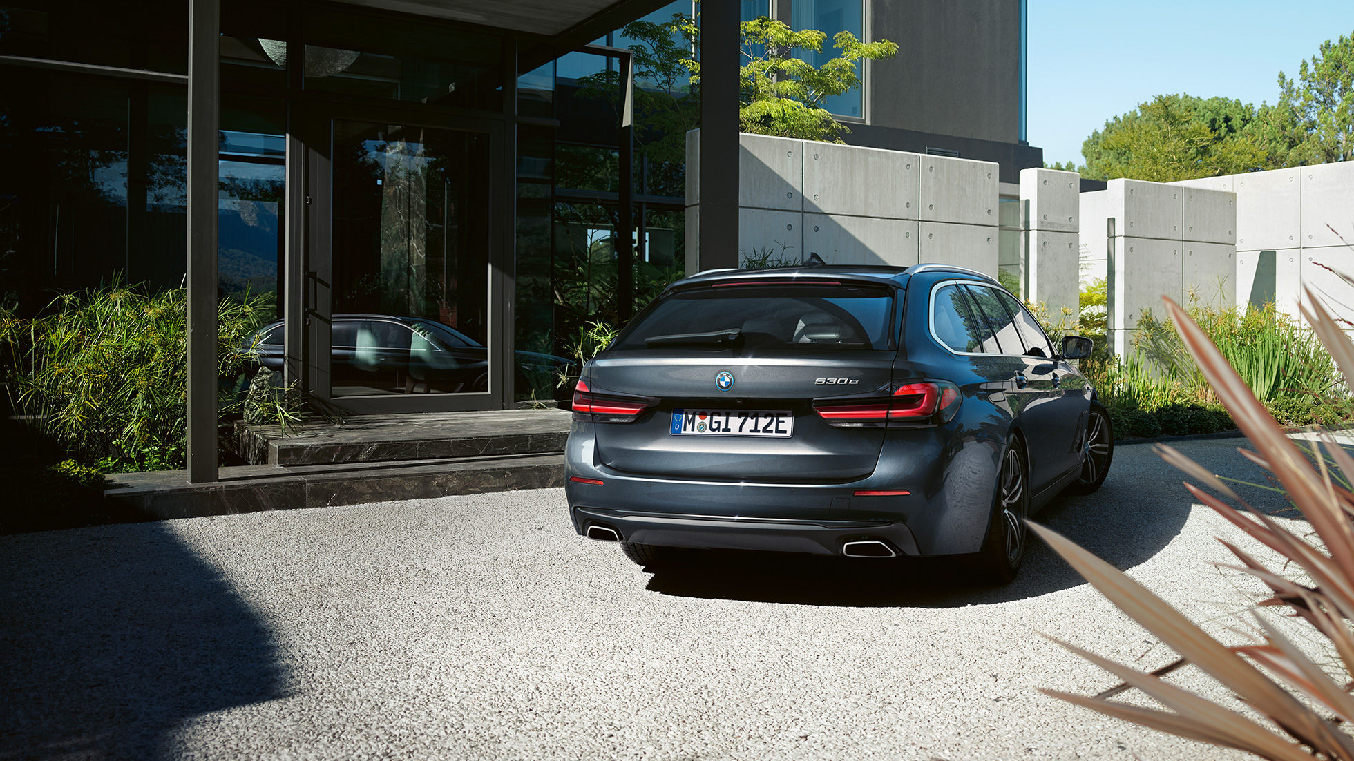 Achterbumper met vrij gevormde uitlaateindpijpen BMW 5 Serie Touring G31 Achterbumper met uitlaateindpijpen in vrije vorm BMW 5 Serie Touring G31 facelift Sophistograu close-up achterzijde