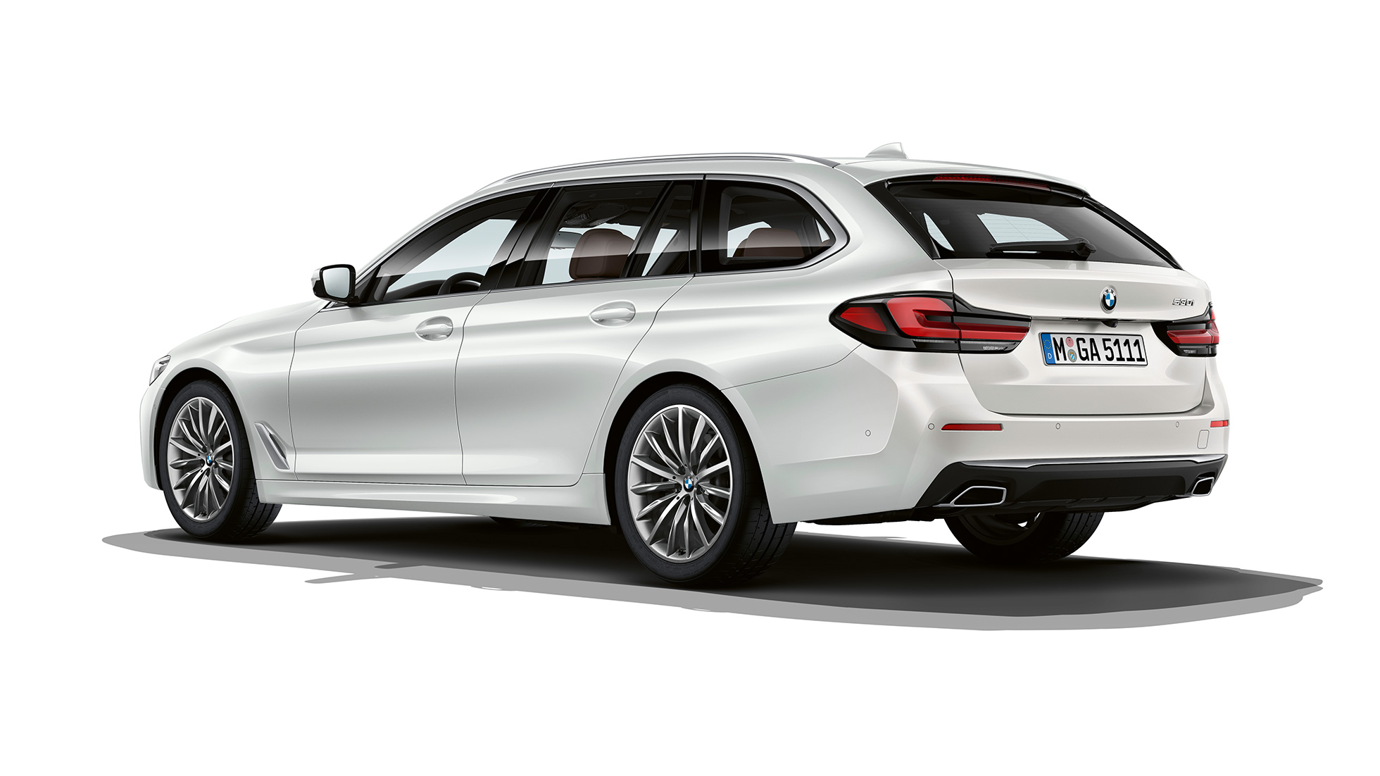BMW 5 Serie Touring G31 Luxury Line achterzijde BMW 5 Serie Touring 530i G31 Luxury Line Mineralweiß driekwart achteraanzicht
