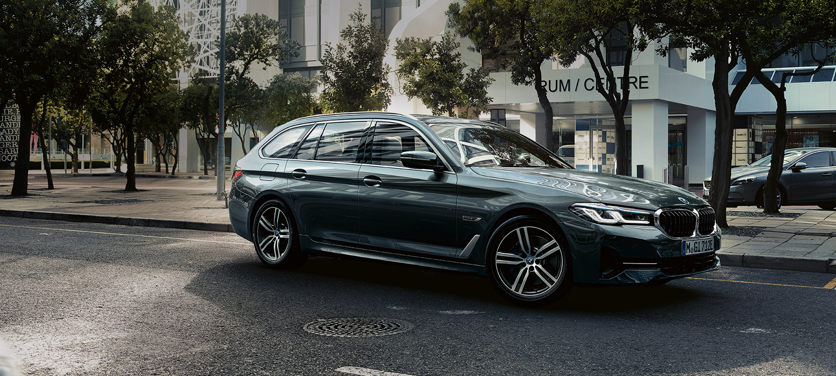 BMW 5 Serie Touring G31 facelift Sophistograu 7/8 vooraanzicht rijdend