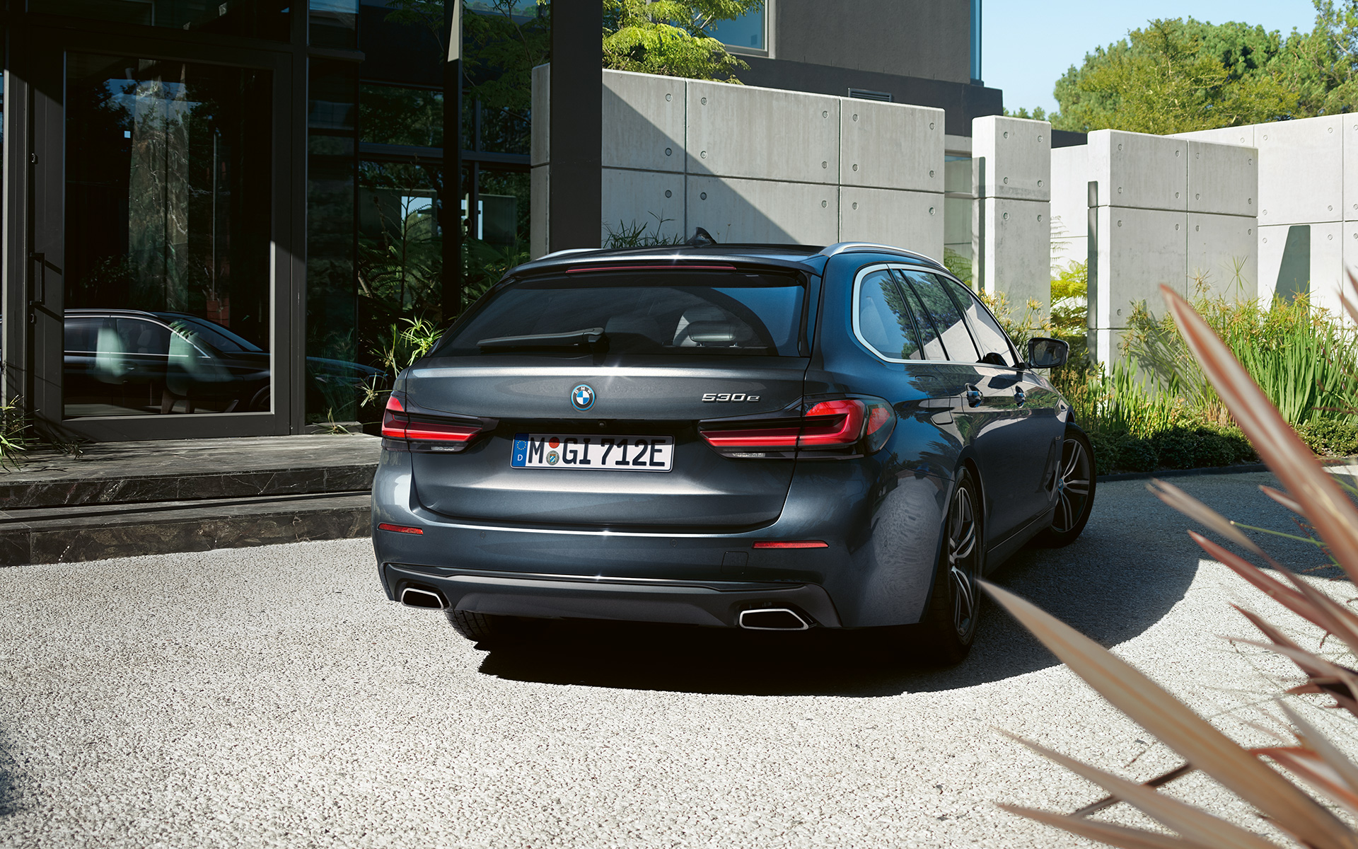 Achterbumper met vrij gevormde uitlaateindpijpen BMW 5 Serie Touring G31 LCI Achterbumper met vrij gevormde uitlaateindpijpen BMW 5 Serie Touring G31 facelift Sophistograu achterzijde