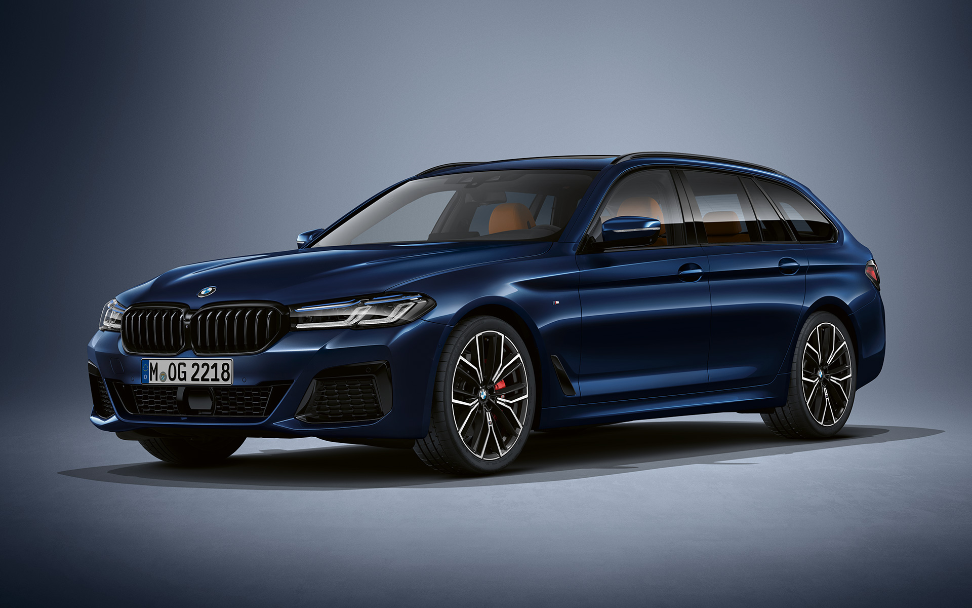 BMW 5 Serie Touring in BMW Individual Tansanitblau metallic BMW 5 Serie Touring Individual G31 facelift driekwart vooraanzicht stilstaand in BMW Individual Tansanitblau metallic