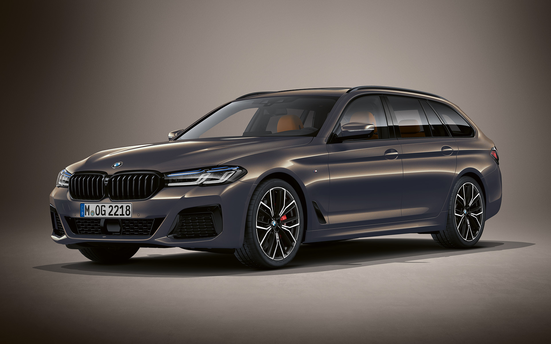 BMW 5 Serie Touring in BMW Individual Alvitgrau metallic BMW 5 Serie Touring Individual G31 facelift driekwart vooraanzicht stilstaand in BMW Individual Alvitgrau metallic