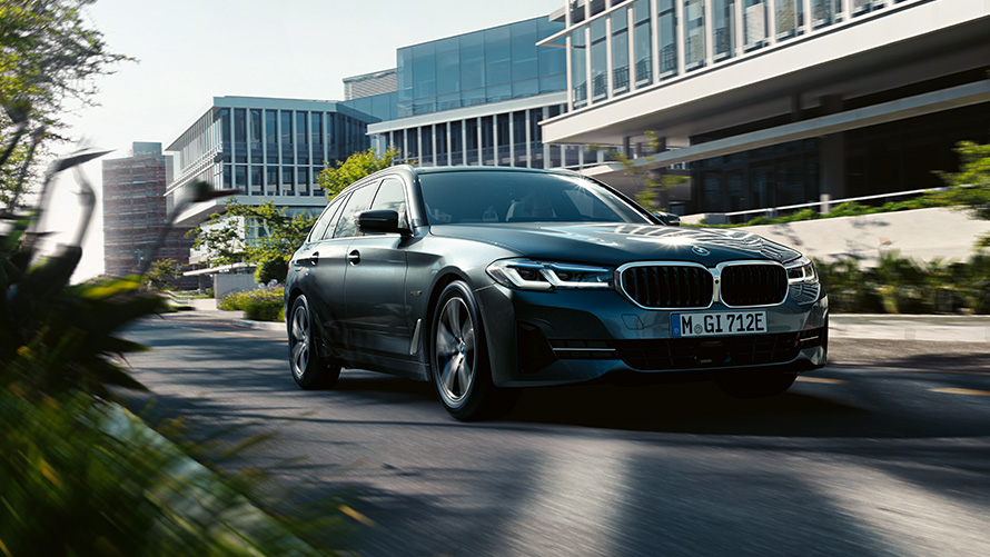 BMW 5 Serie Touring G31 LCI exterieur BMW 5 Serie Touring G31 facelift 530e PHEV Sophistograu rijdend