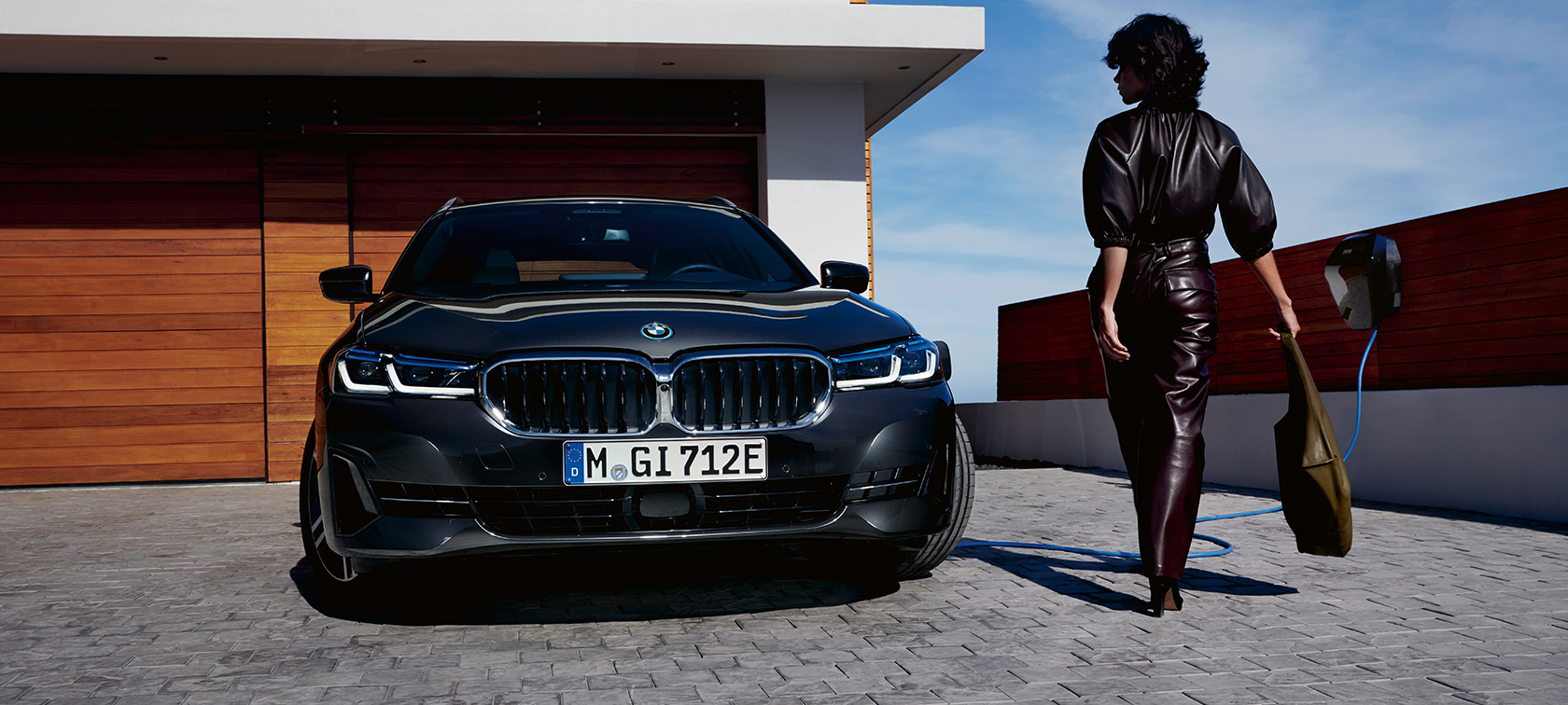 Plug-in Hybride BMW 5 Serie Touring G31 LCI vooraanzicht opladen Plug-in Hybride BMW 5 Serie Touring G31 LCI vooraanzicht opladen