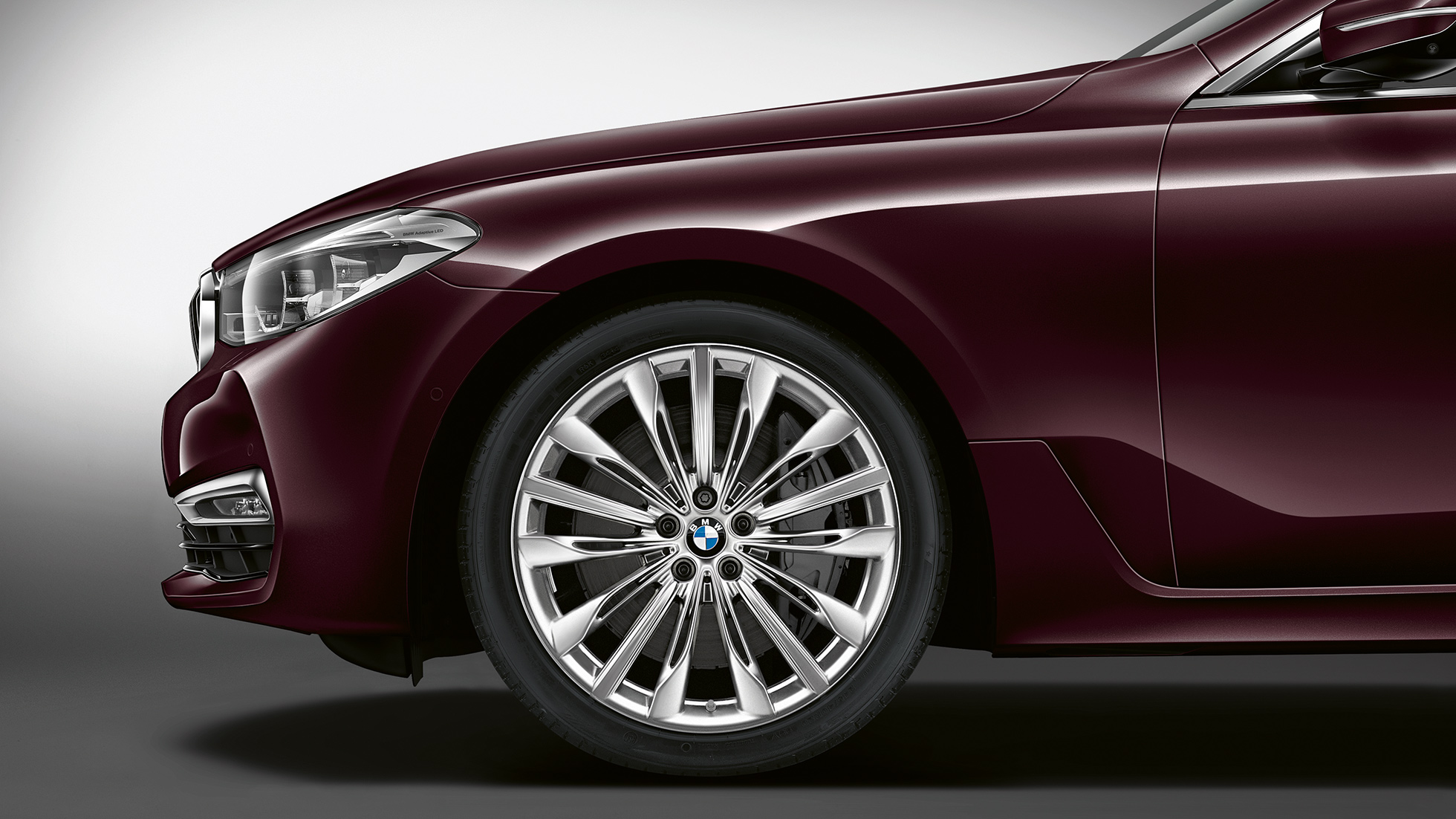 BMW 6 Serie Gran Turismo G32 Luxury Line zijdelings vooraanzicht BMW 6 Serie Gran Turismo G32 2017 Luxury Line Royal Burgundy Red zijdelings vooraanzicht met lichtmetalen wielen in Multispaak styling 644