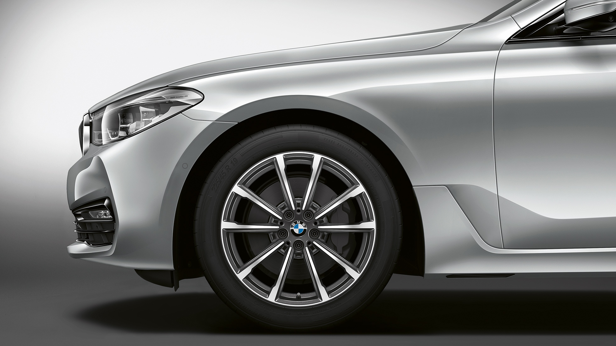 BMW 6 Serie Gran Turismo G32 Sport Line zijdelings vooraanzicht BMW 6 Serie Gran Turismo G32 2017 Sport Line Glaciersilber metallic zijdelings vooraanzicht met lichtmetalen wielen in V-spaak styling 685