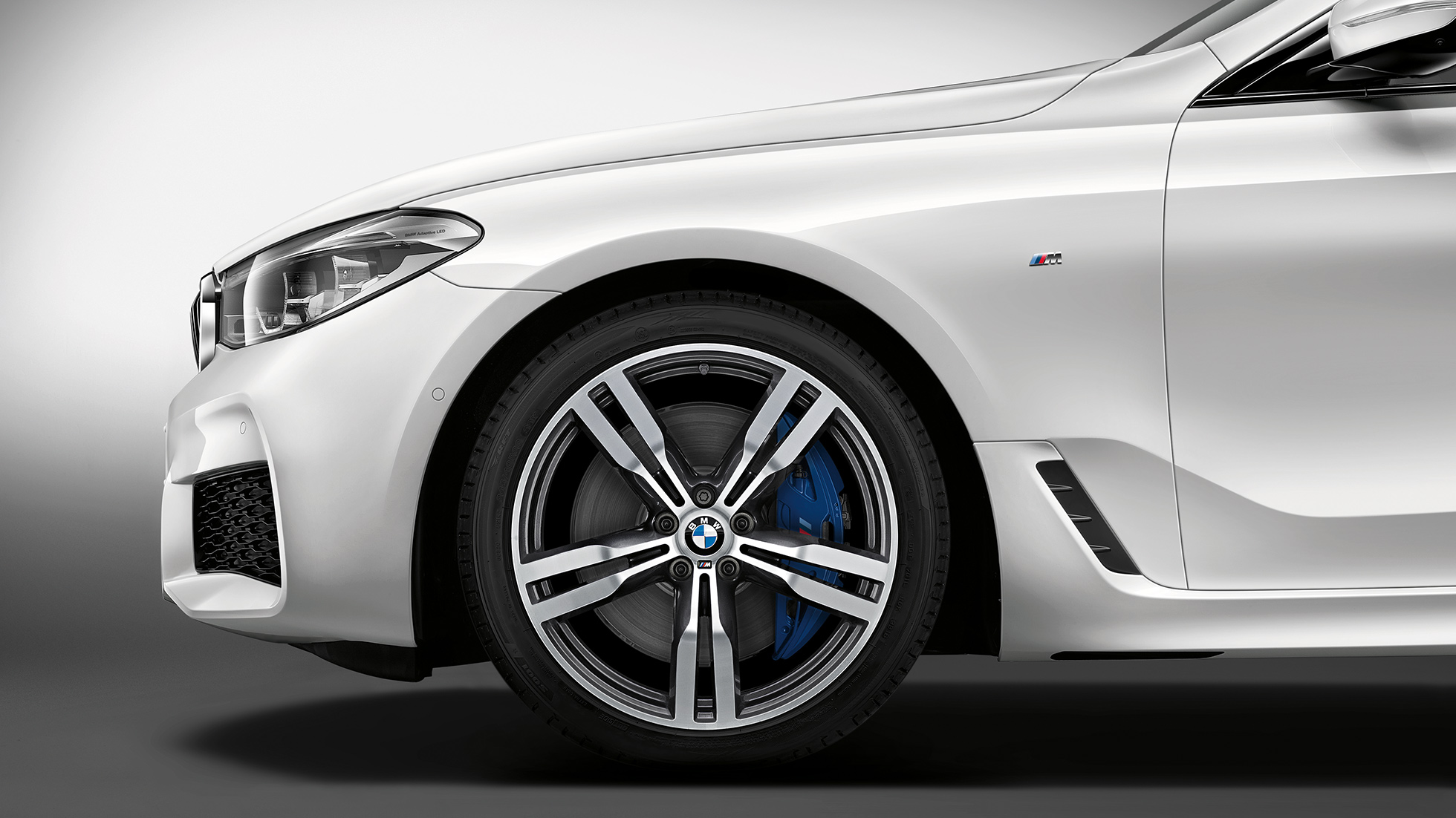 BMW 6 Serie Gran Turismo G32 M Sportpakket zijdelings vooraanzicht BMW 6 Serie Gran Turismo G32 2017 M Sportpakket Mineralweiß metallic zijdelings vooraanzicht met lichtmetalen wielen in Dubbelspaak styling 647 M