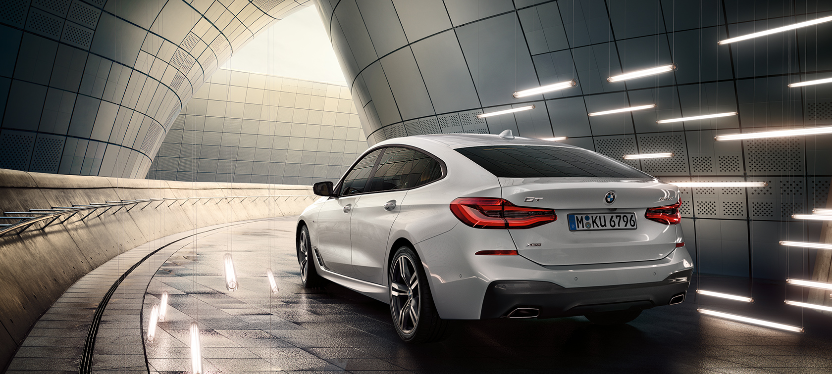 BMW 6 Serie Gran Turismo G32 driekwart achteraanzicht BMW 6 Serie Gran Turismo G32 2017 Mineralweiß metallic driekwart achteraanzicht
