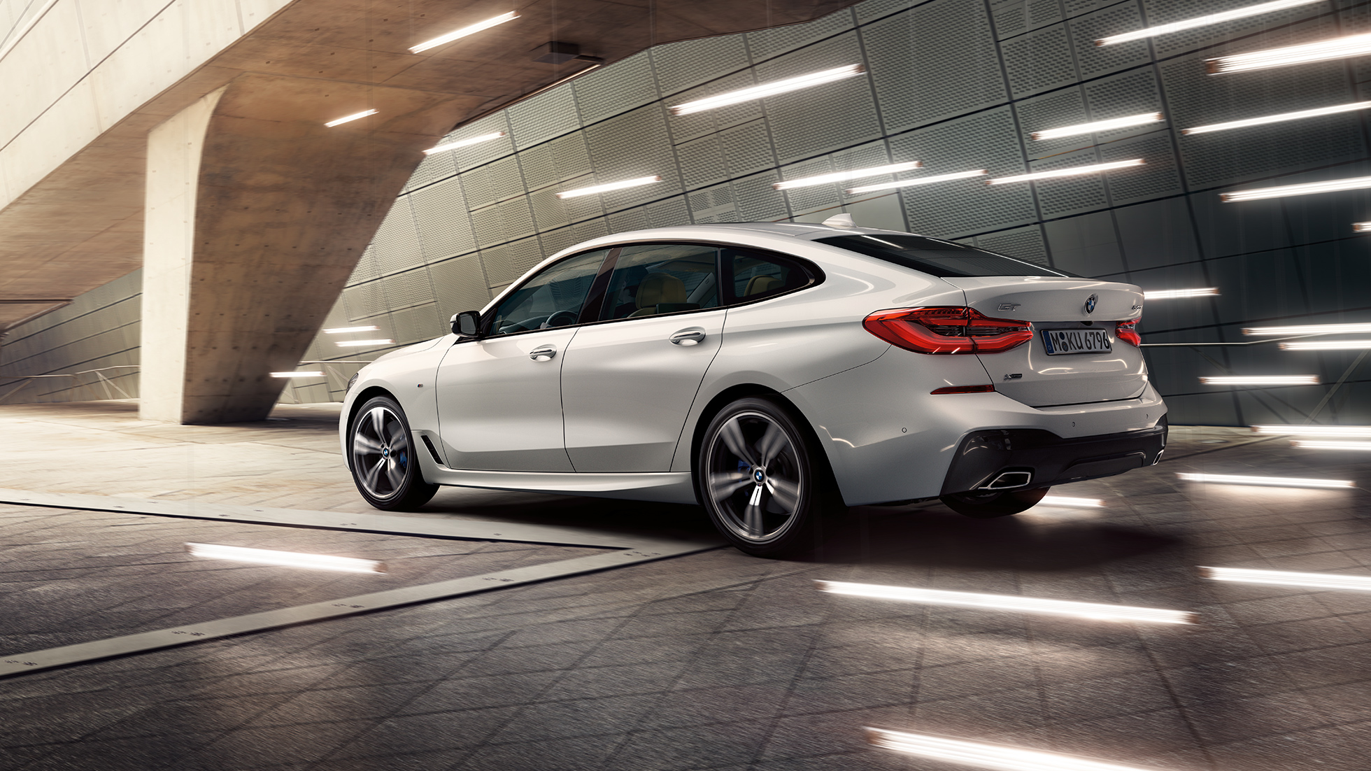 BMW 6 Serie Gran Turismo G32 driekwart zijaanzicht van achteren BMW 6 Serie Gran Turismo G32 2017 Mineralweiß metallic driekwart zijaanzicht van achteren
