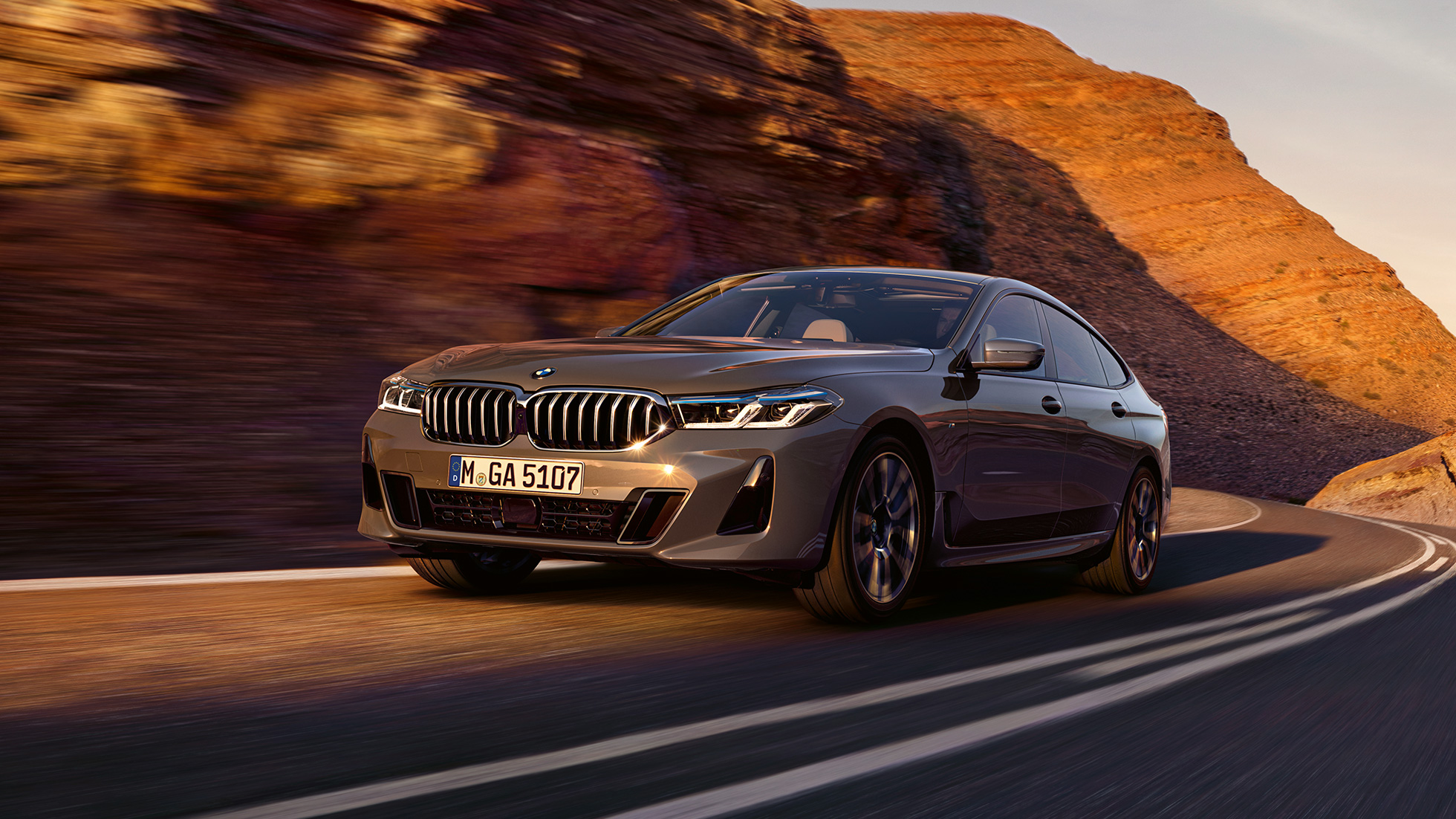 BMW 6 Serie Gran Turismo G32 BMW 6 Serie Gran Turismo 640i xDrive G32 Berninagrau driekwart vooraanzicht rijdend