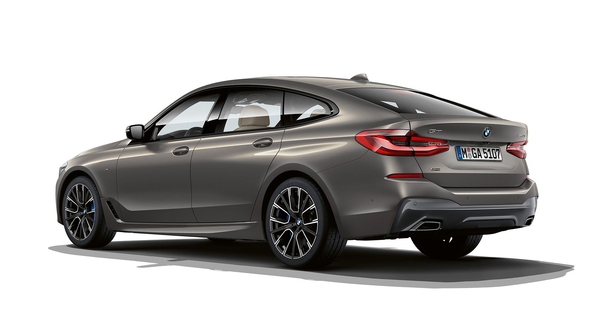 Achterzijde BMW 6 Serie Gran Turismo M Sportpakket G32 BMW 6 Serie Gran Turismo G32 640d xDrive M Sportpakket Berninagrau Bernsteineffekt driekwart achteraanzicht