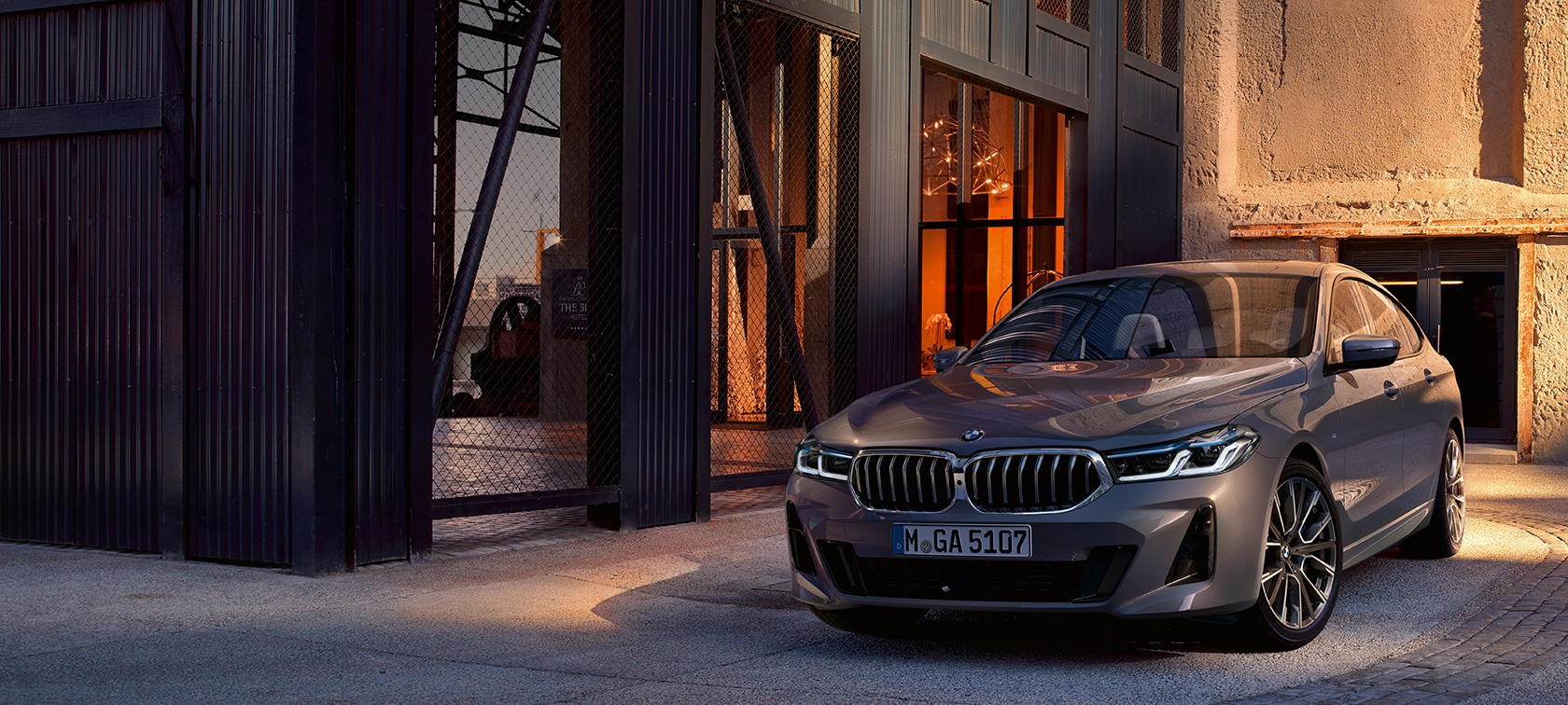 BMW 6 Serie Gran Turismo G32 BMW 6 Serie Gran Turismo 640i xDrive G32 Berninagrau driekwart vooraanzicht stilstaand