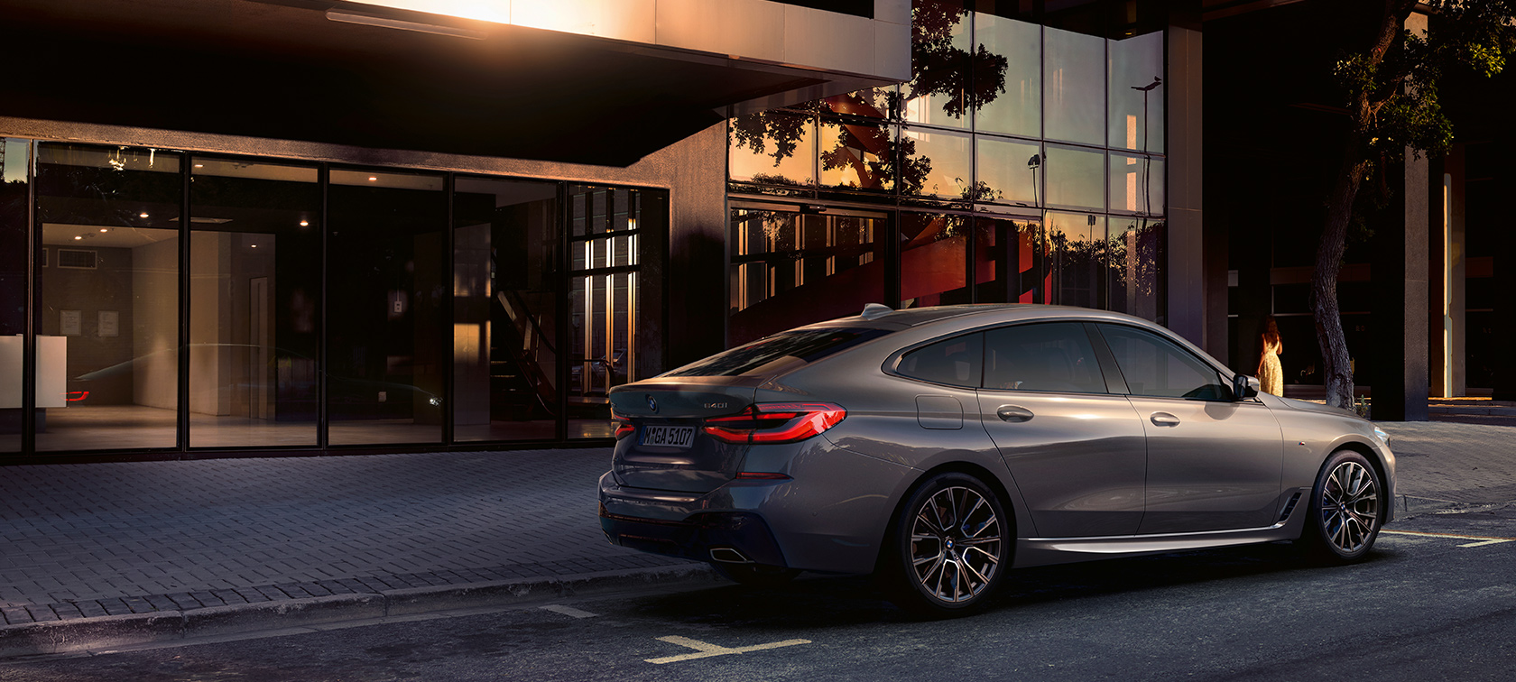 BMW 6 Serie Gran Turismo G32 BMW 6 Serie Gran Turismo 640i xDrive G32 Berninagrau zijaanzicht achterzijde geparkeerd